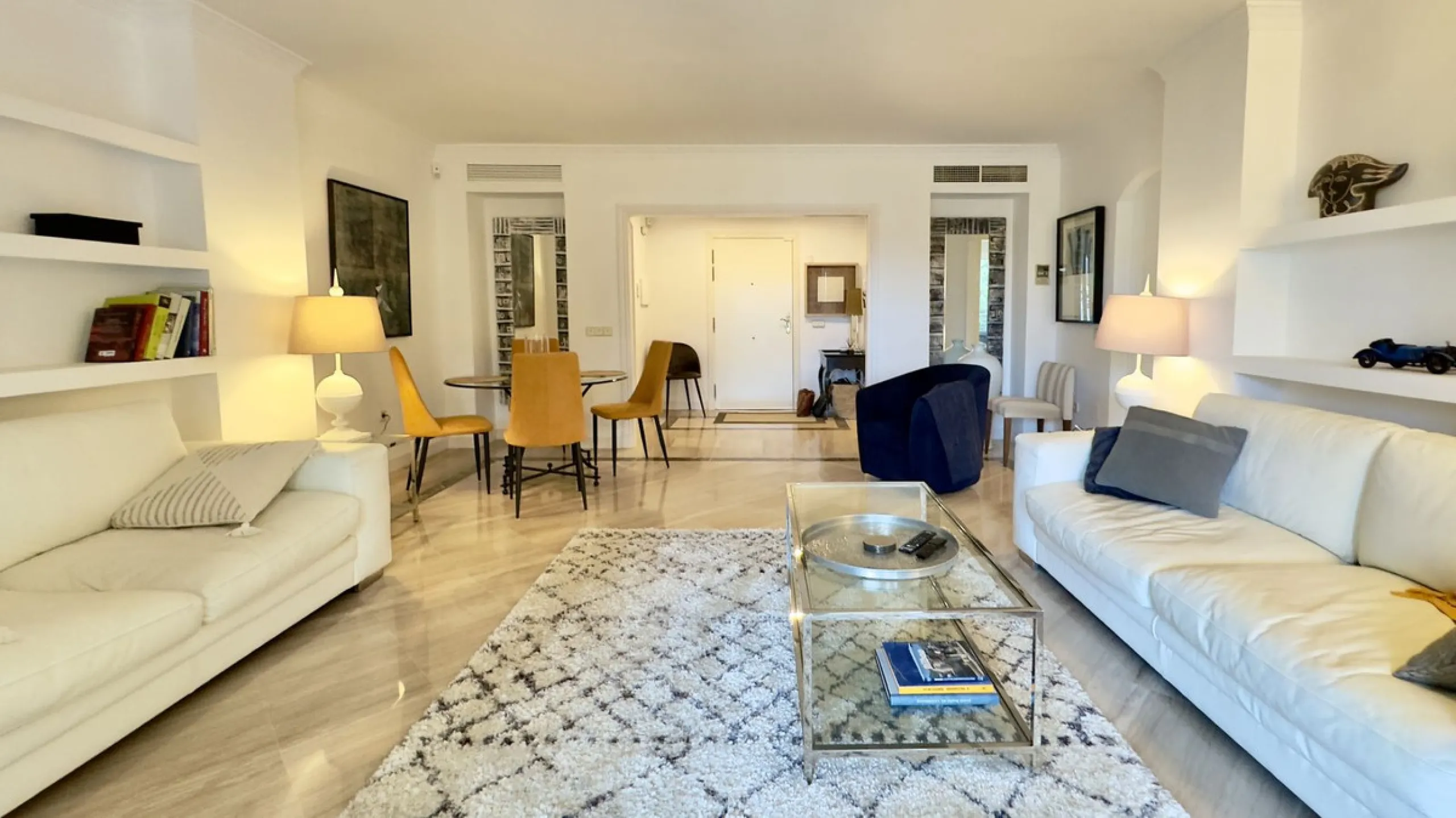 This beautiful and luxurious 2-bedroom, 2-bathroom timeless and elegant property is located in the privileged beachside area of Elviria, within the prestigious urbanization of Hacienda Playa.