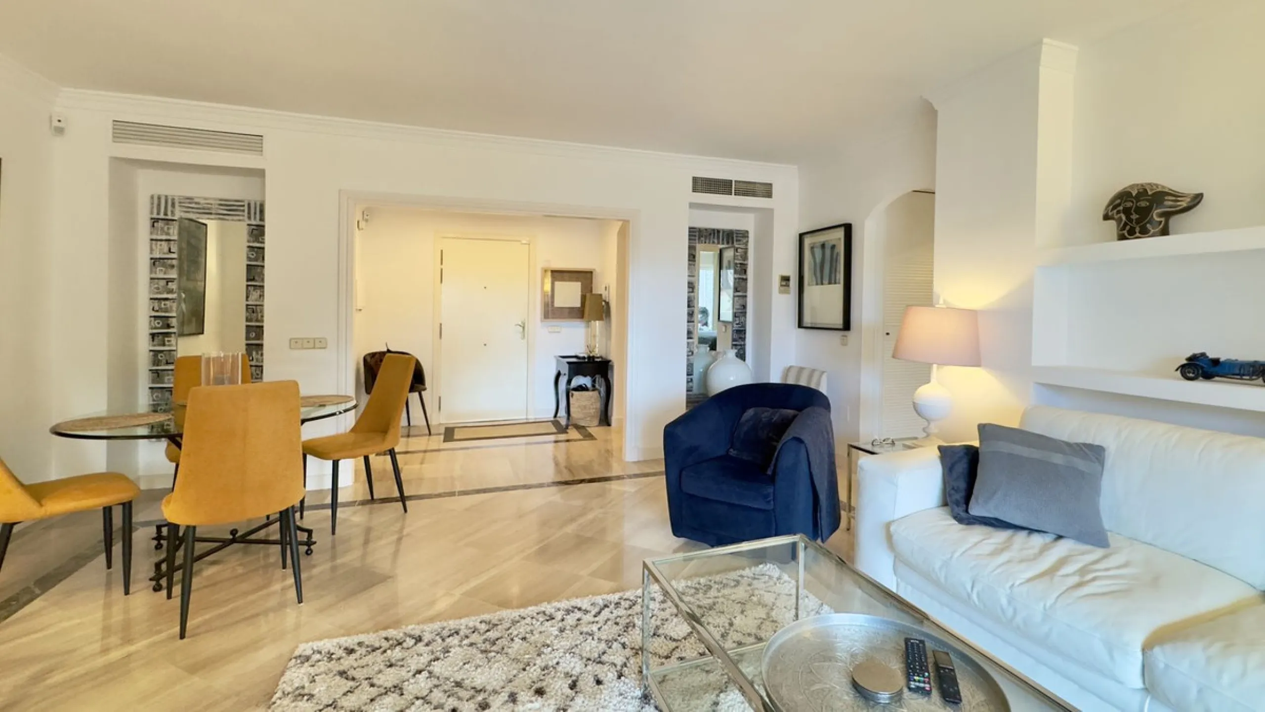 This beautiful and luxurious 2-bedroom, 2-bathroom timeless and elegant property is located in the privileged beachside area of Elviria, within the prestigious urbanization of Hacienda Playa.