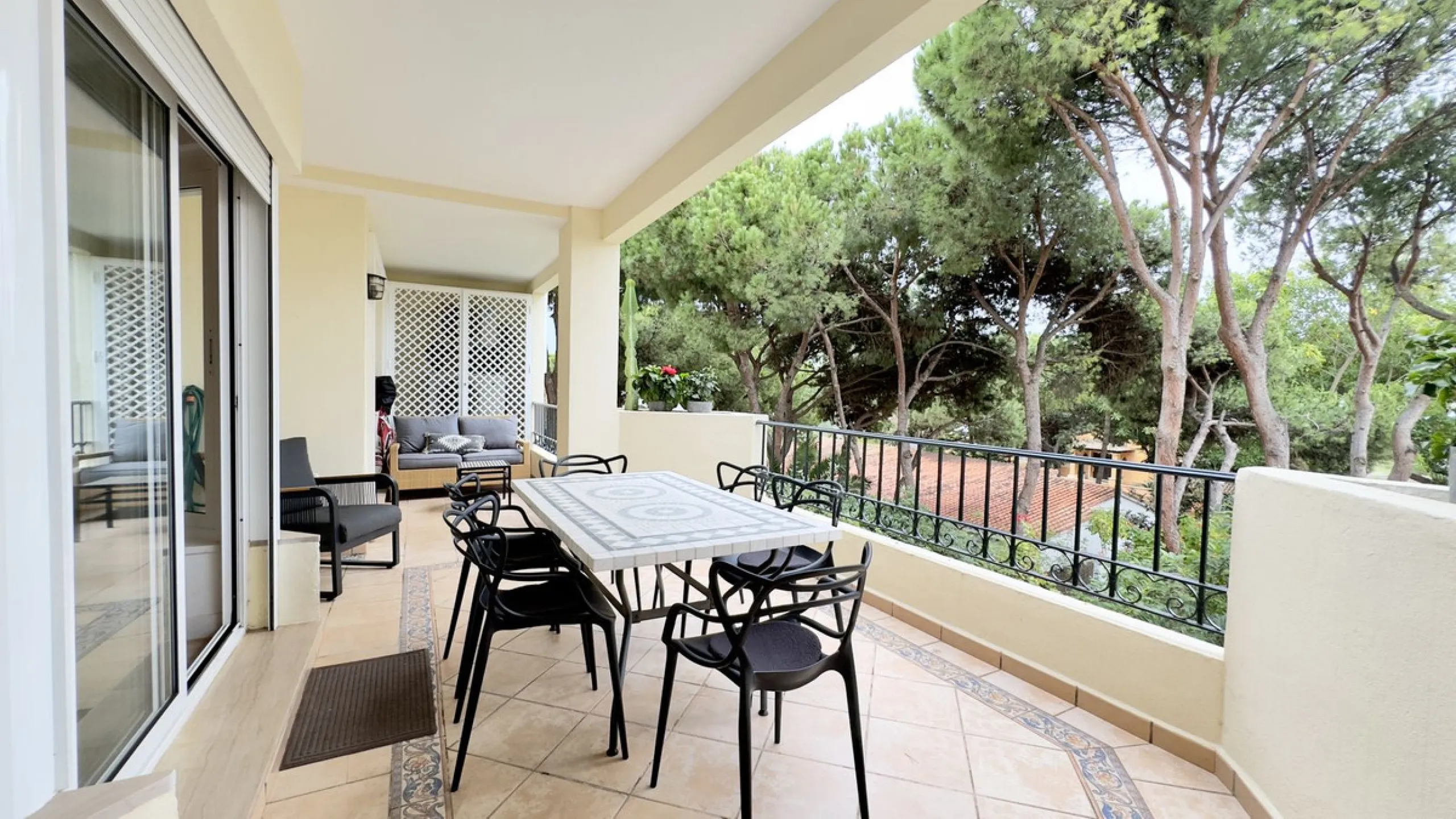 This beautiful and luxurious 2-bedroom, 2-bathroom timeless and elegant property is located in the privileged beachside area of Elviria, within the prestigious urbanization of Hacienda Playa.