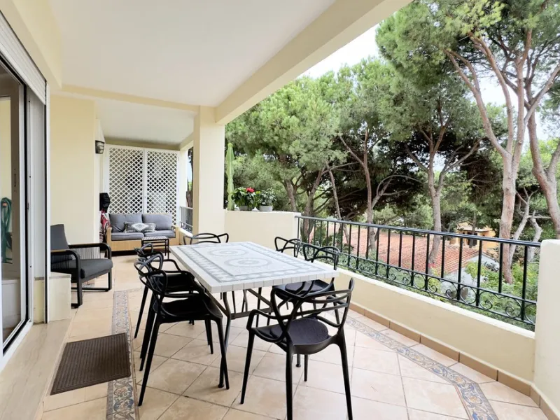 This beautiful and luxurious 2-bedroom, 2-bathroom timeless and elegant property is located in the privileged beachside area of Elviria, within the prestigious urbanization of Hacienda Playa.