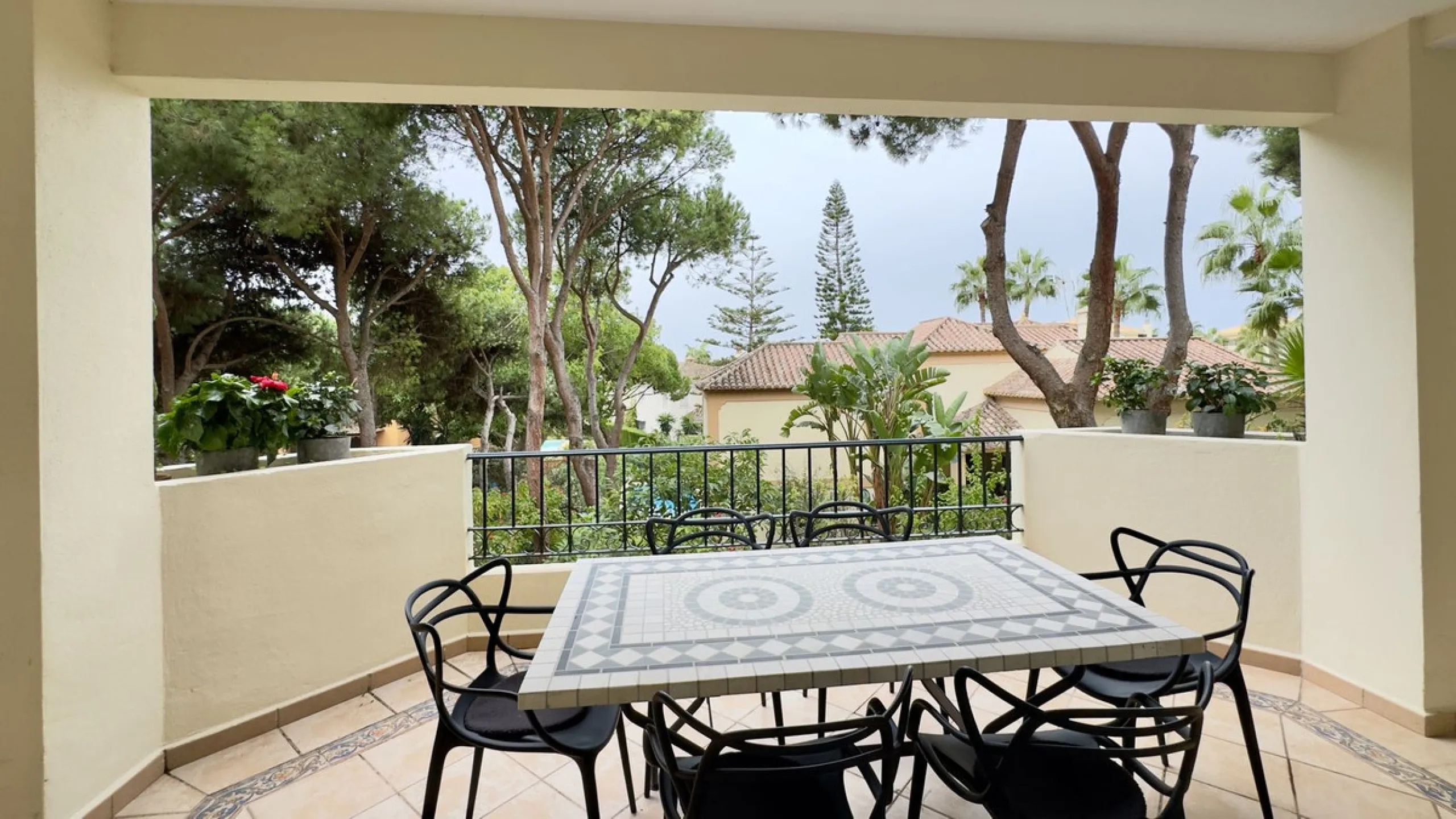 This beautiful and luxurious 2-bedroom, 2-bathroom timeless and elegant property is located in the privileged beachside area of Elviria, within the prestigious urbanization of Hacienda Playa.