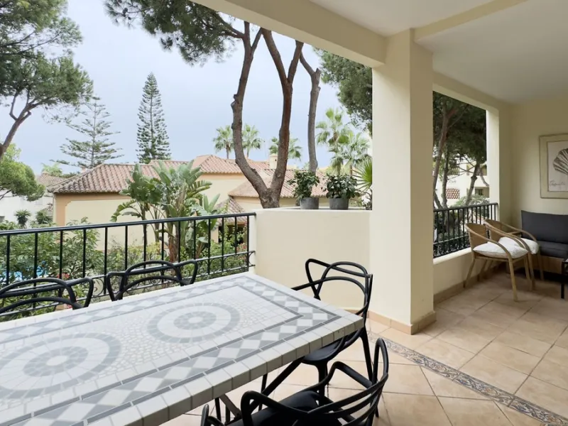 This beautiful and luxurious 2-bedroom, 2-bathroom timeless and elegant property is located in the privileged beachside area of Elviria, within the prestigious urbanization of Hacienda Playa.