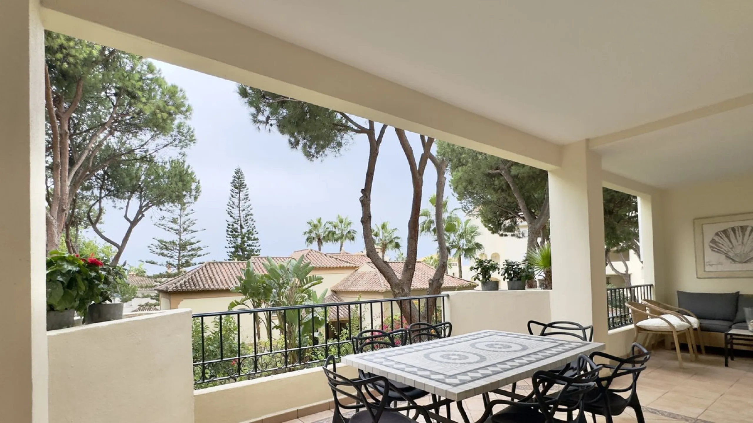 This beautiful and luxurious 2-bedroom, 2-bathroom timeless and elegant property is located in the privileged beachside area of Elviria, within the prestigious urbanization of Hacienda Playa.