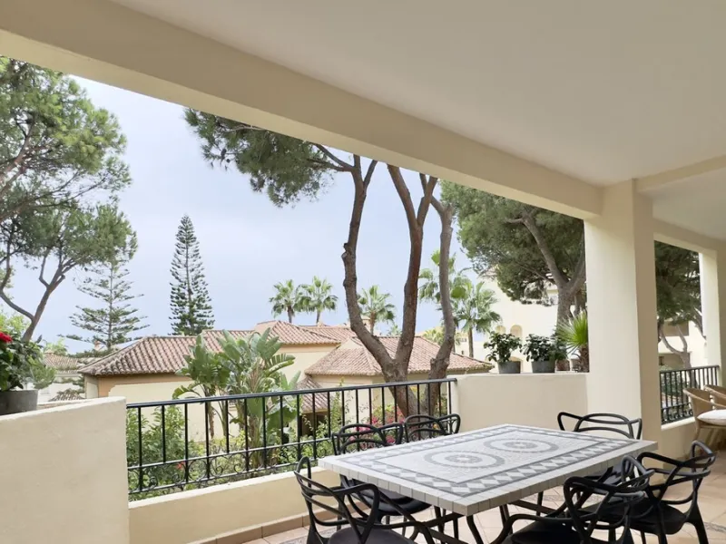 This beautiful and luxurious 2-bedroom, 2-bathroom timeless and elegant property is located in the privileged beachside area of Elviria, within the prestigious urbanization of Hacienda Playa.