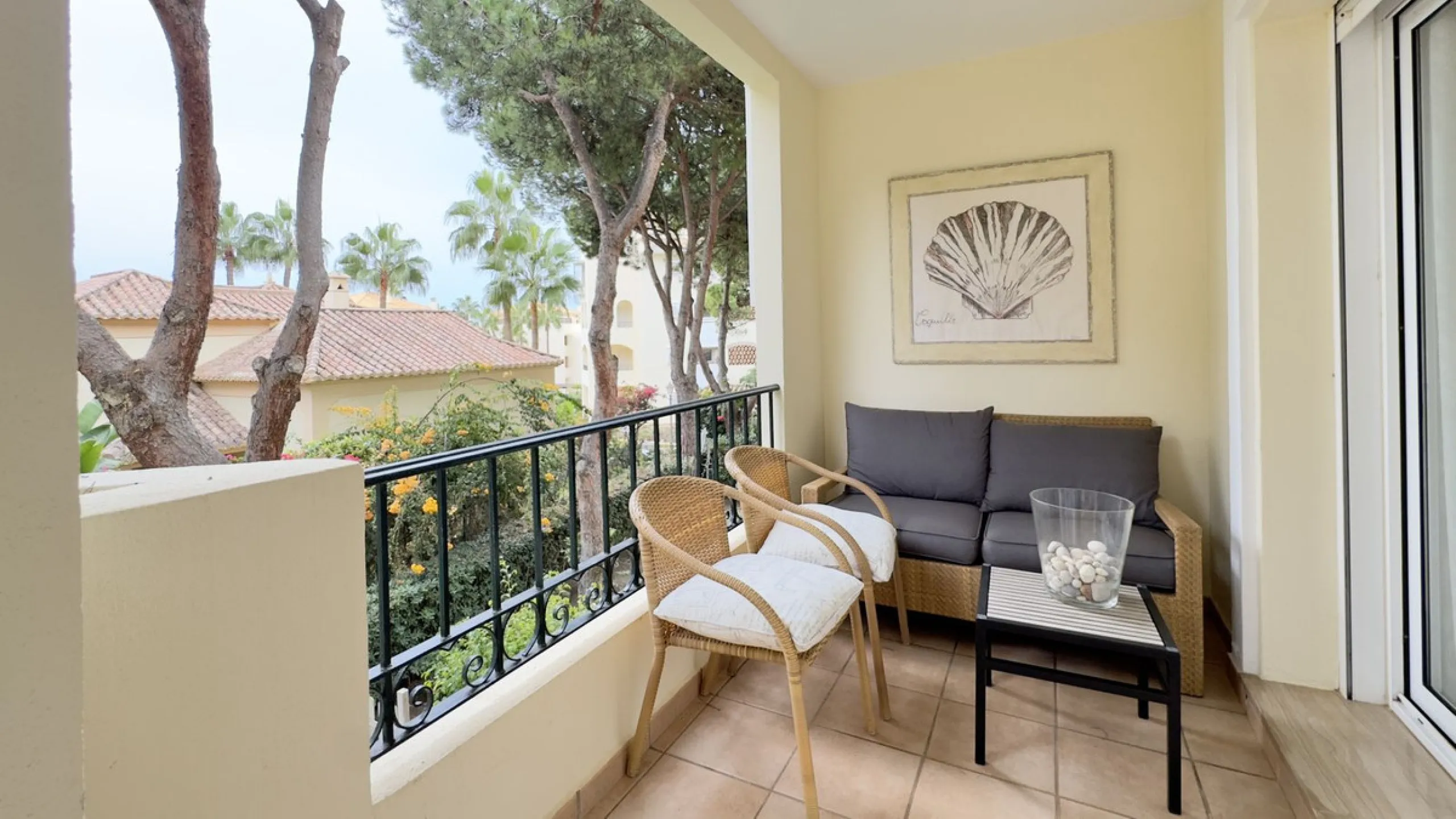This beautiful and luxurious 2-bedroom, 2-bathroom timeless and elegant property is located in the privileged beachside area of Elviria, within the prestigious urbanization of Hacienda Playa.