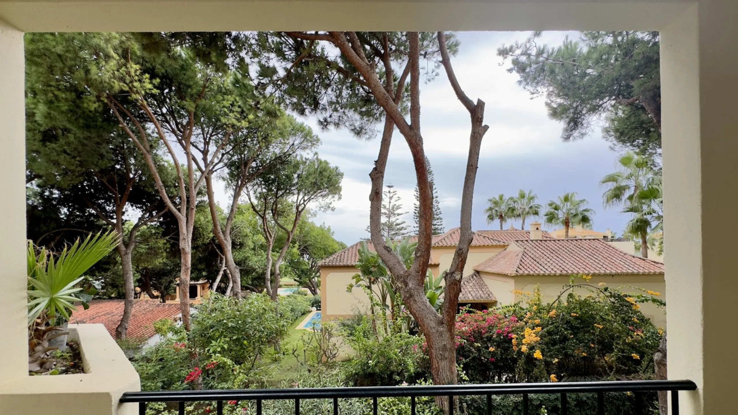 This beautiful and luxurious 2-bedroom, 2-bathroom timeless and elegant property is located in the privileged beachside area of Elviria, within the prestigious urbanization of Hacienda Playa.