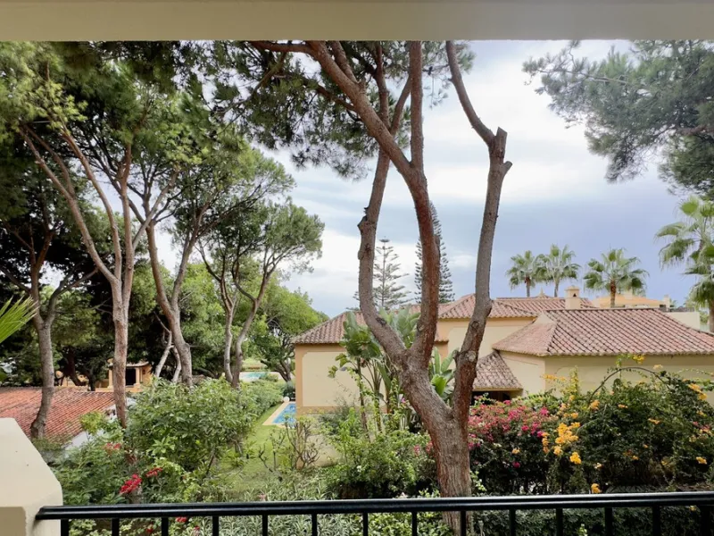 This beautiful and luxurious 2-bedroom, 2-bathroom timeless and elegant property is located in the privileged beachside area of Elviria, within the prestigious urbanization of Hacienda Playa.