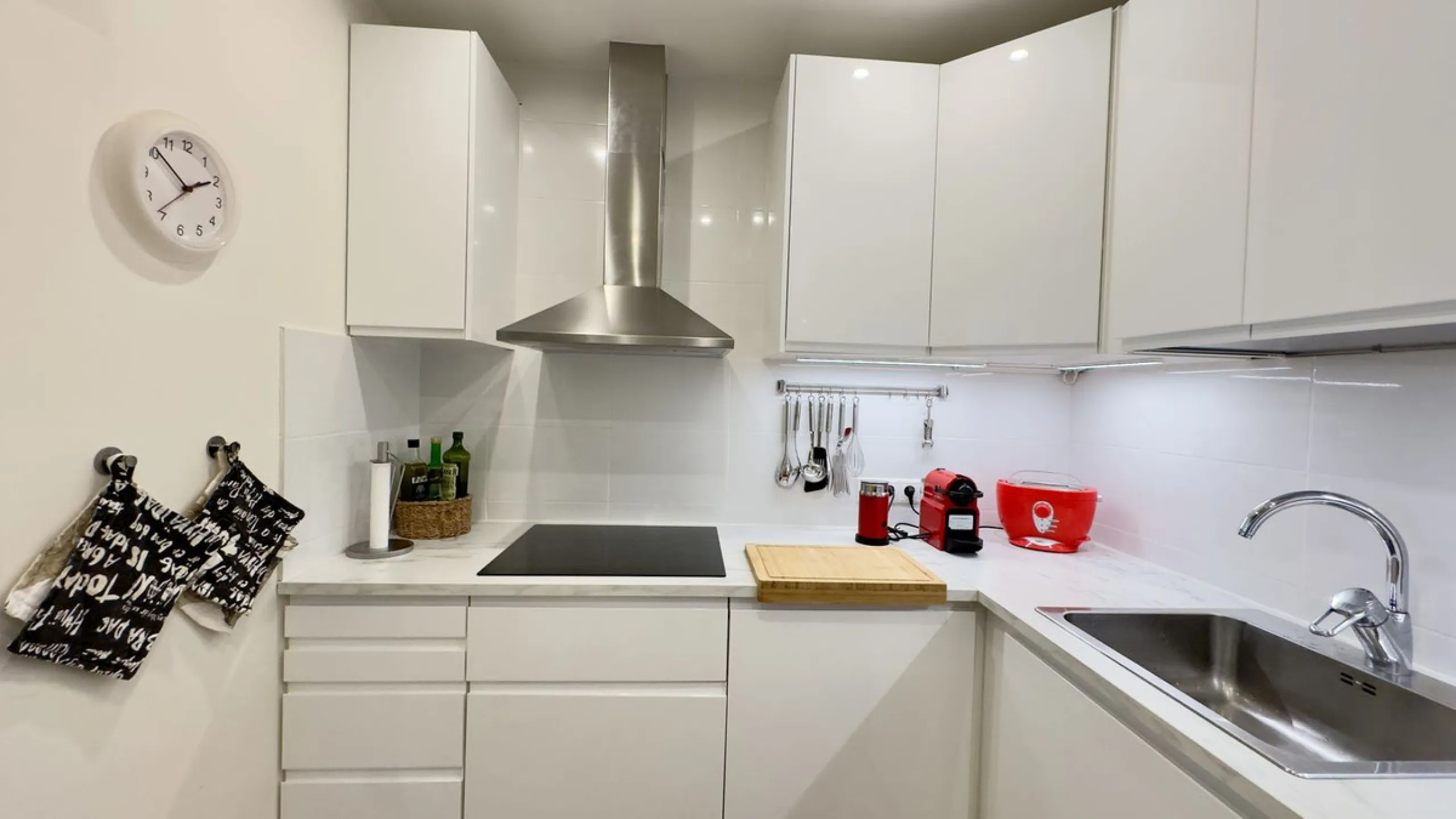 This beautiful and luxurious 2-bedroom, 2-bathroom timeless and elegant property is located in the privileged beachside area of Elviria, within the prestigious urbanization of Hacienda Playa.