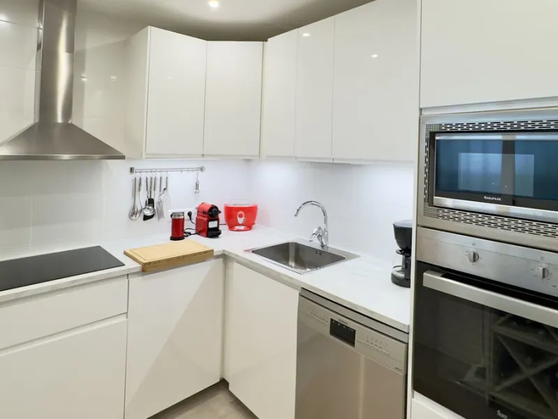 This beautiful and luxurious 2-bedroom, 2-bathroom timeless and elegant property is located in the privileged beachside area of Elviria, within the prestigious urbanization of Hacienda Playa.