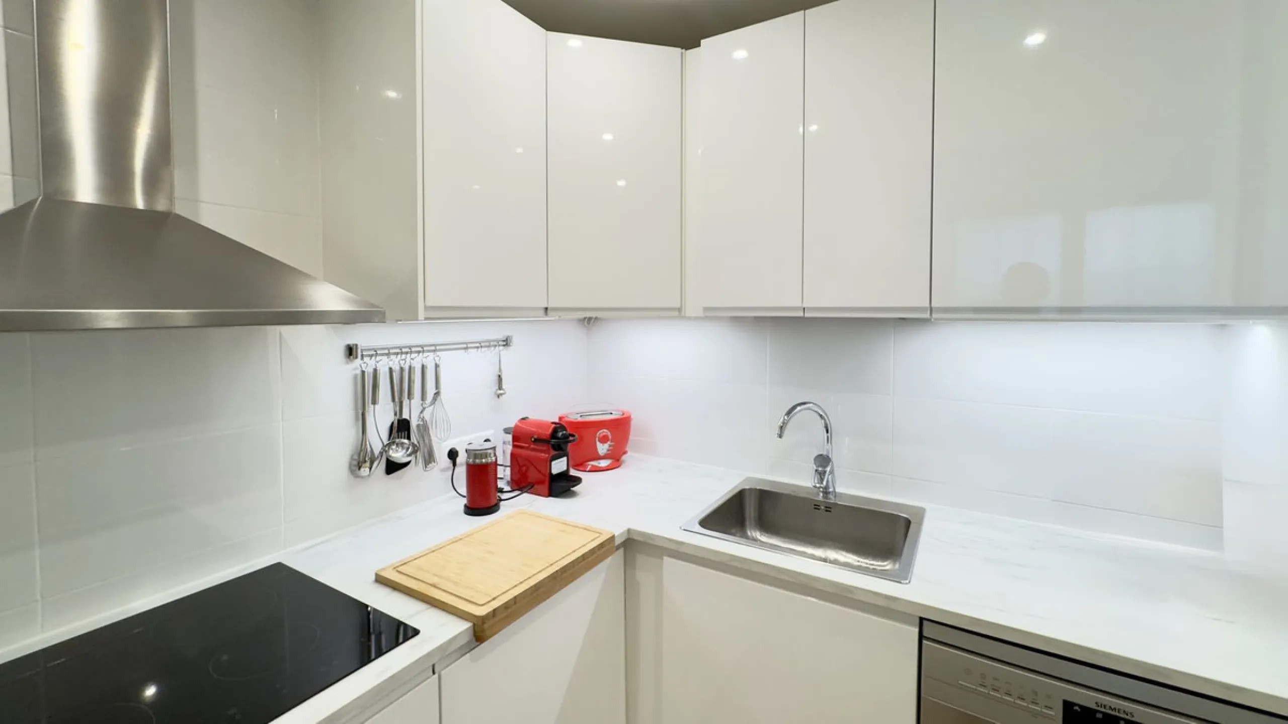 This beautiful and luxurious 2-bedroom, 2-bathroom timeless and elegant property is located in the privileged beachside area of Elviria, within the prestigious urbanization of Hacienda Playa.