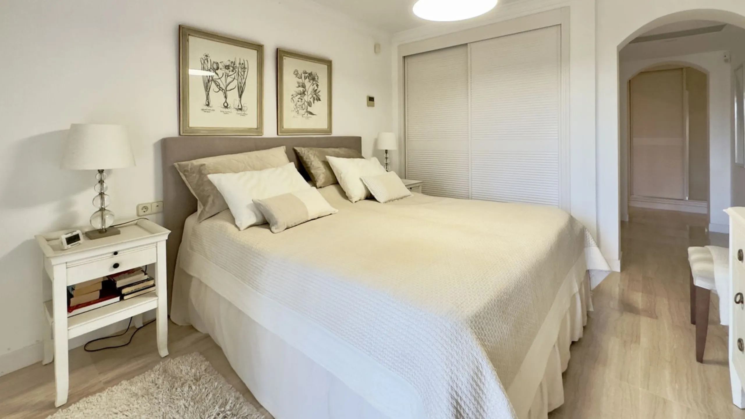 This beautiful and luxurious 2-bedroom, 2-bathroom timeless and elegant property is located in the privileged beachside area of Elviria, within the prestigious urbanization of Hacienda Playa.