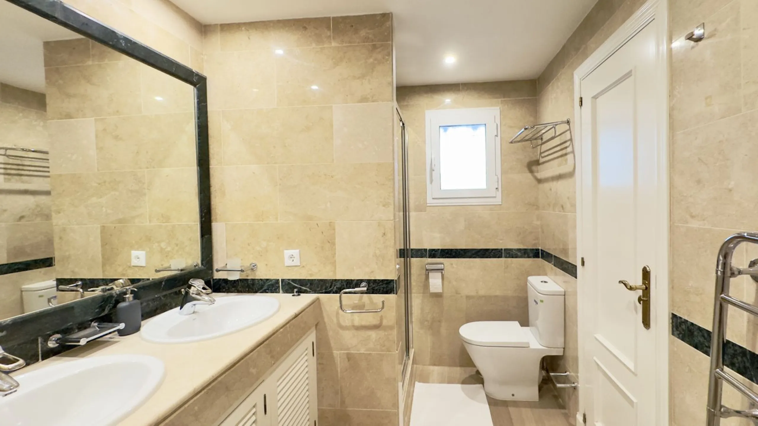 This beautiful and luxurious 2-bedroom, 2-bathroom timeless and elegant property is located in the privileged beachside area of Elviria, within the prestigious urbanization of Hacienda Playa.
