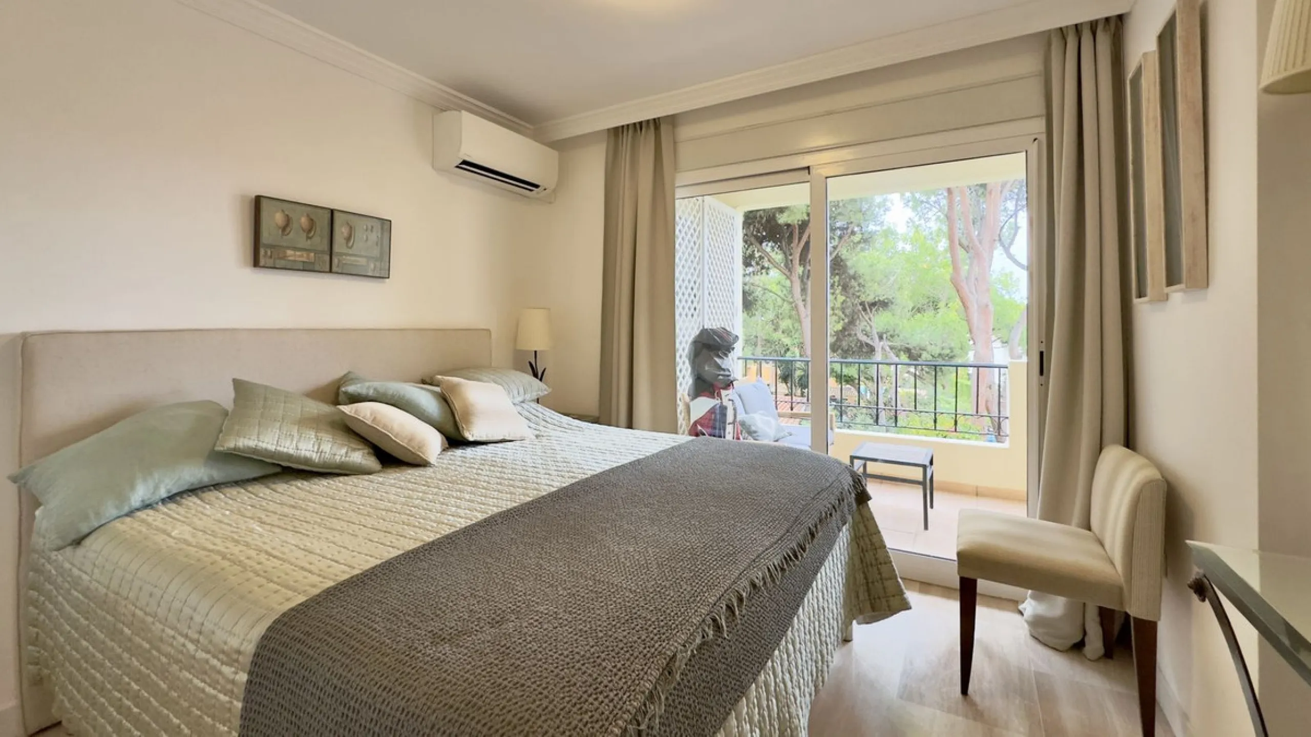This beautiful and luxurious 2-bedroom, 2-bathroom timeless and elegant property is located in the privileged beachside area of Elviria, within the prestigious urbanization of Hacienda Playa.