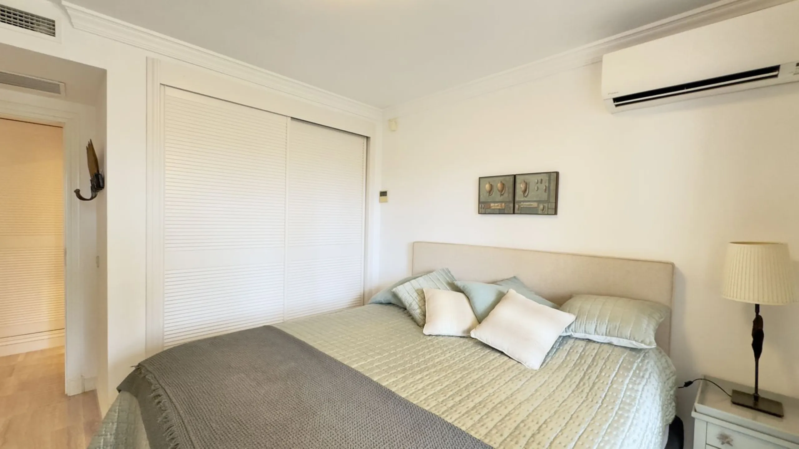 This beautiful and luxurious 2-bedroom, 2-bathroom timeless and elegant property is located in the privileged beachside area of Elviria, within the prestigious urbanization of Hacienda Playa.