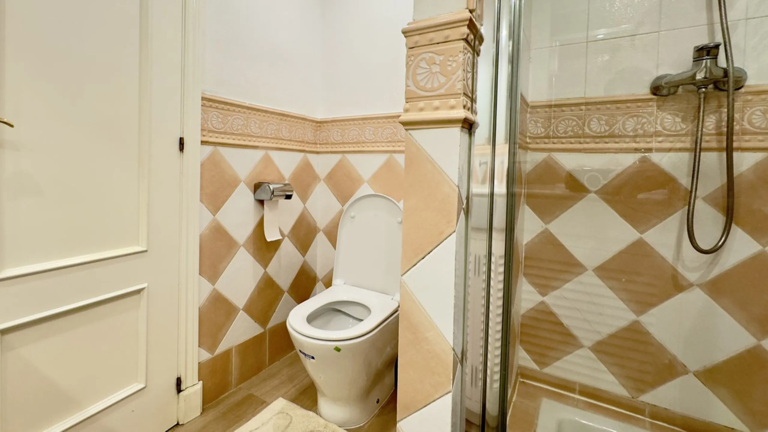 This beautiful and luxurious 2-bedroom, 2-bathroom timeless and elegant property is located in the privileged beachside area of Elviria, within the prestigious urbanization of Hacienda Playa.