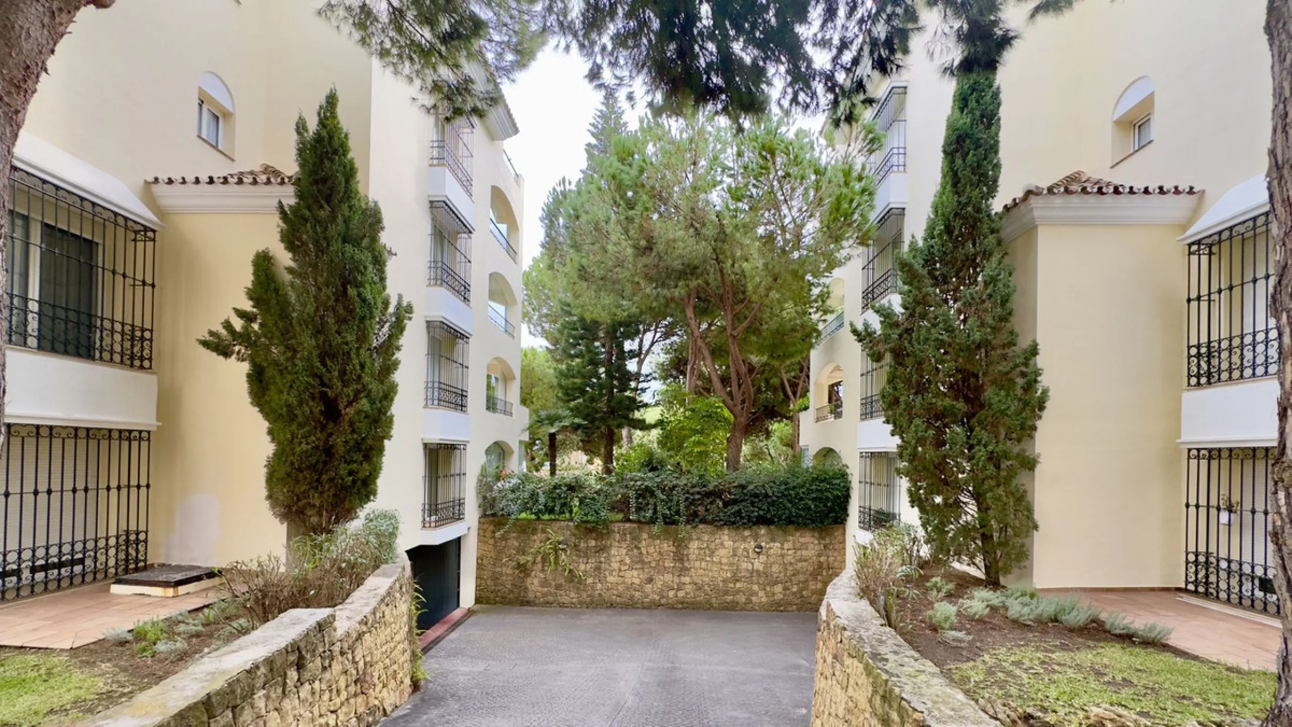 This beautiful and luxurious 2-bedroom, 2-bathroom timeless and elegant property is located in the privileged beachside area of Elviria, within the prestigious urbanization of Hacienda Playa.