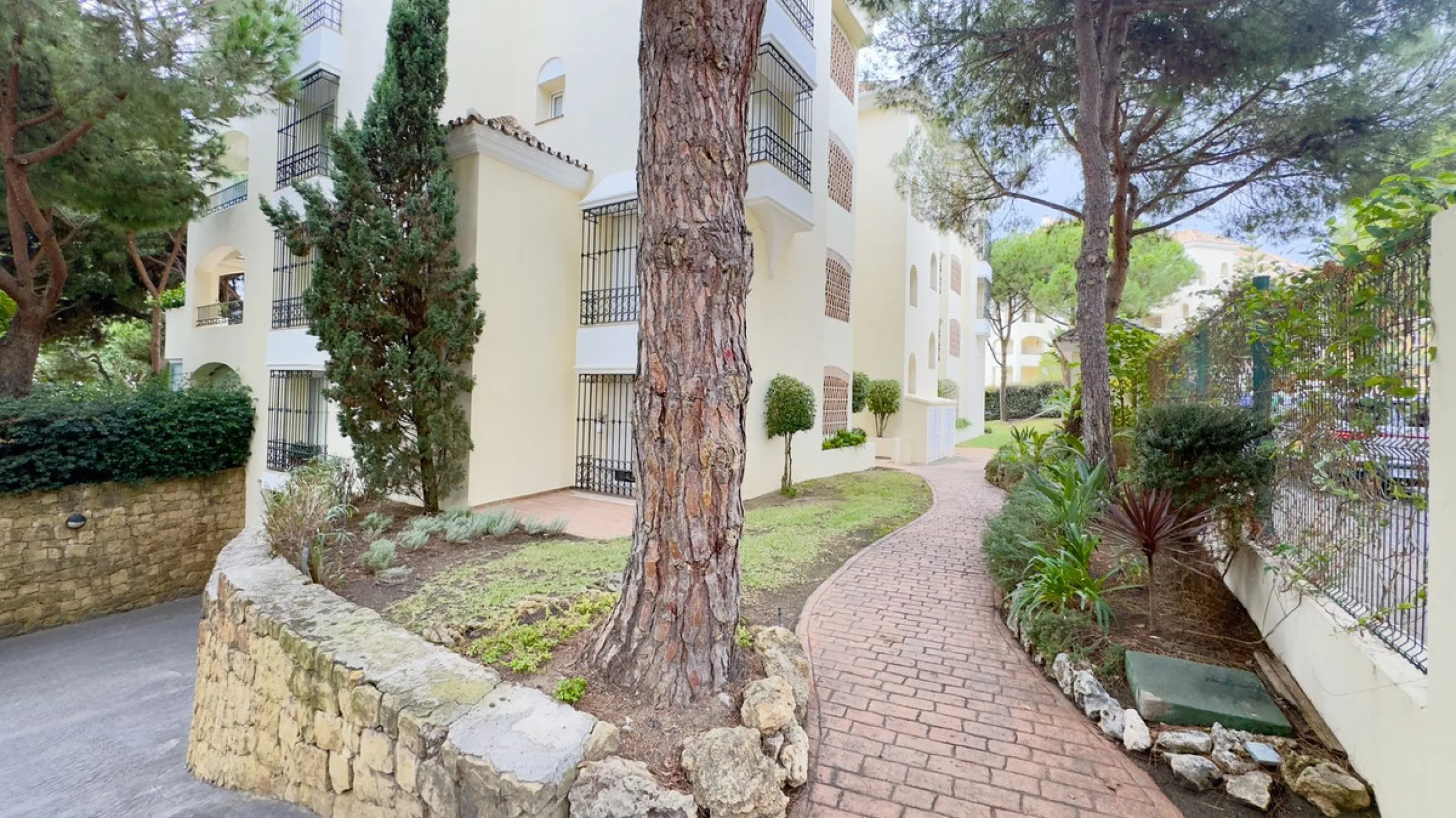 This beautiful and luxurious 2-bedroom, 2-bathroom timeless and elegant property is located in the privileged beachside area of Elviria, within the prestigious urbanization of Hacienda Playa.