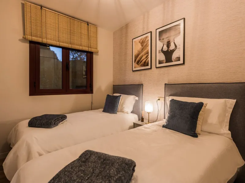 Beautiful, fully furnished  2 Bed 2 Bath apartment with Panoramic views of La Concha Mountain, El Paraíso Golf Course and the Mediterranean Sea.