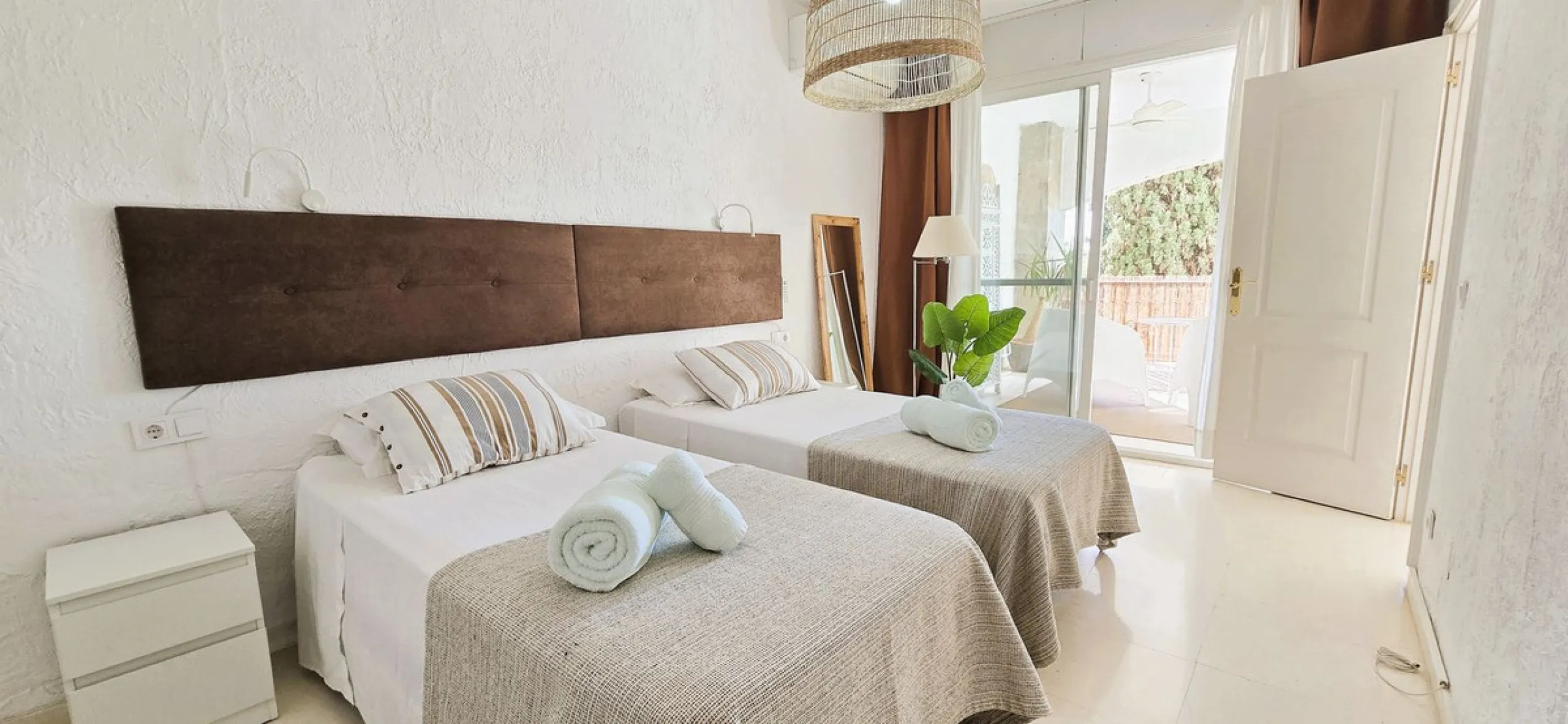 Charming, bright, and completely renovated apartment in Mijas Golf, a prestigious and exclusive area of ​​Mijas.