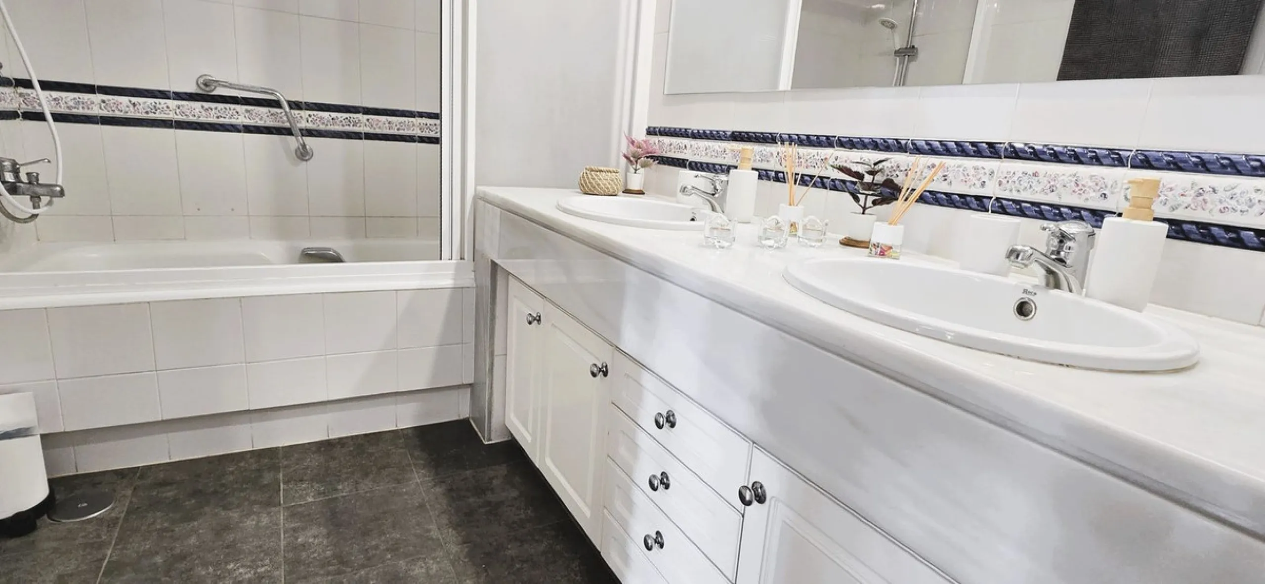 Charming, bright, and completely renovated apartment in Mijas Golf, a prestigious and exclusive area of ​​Mijas.