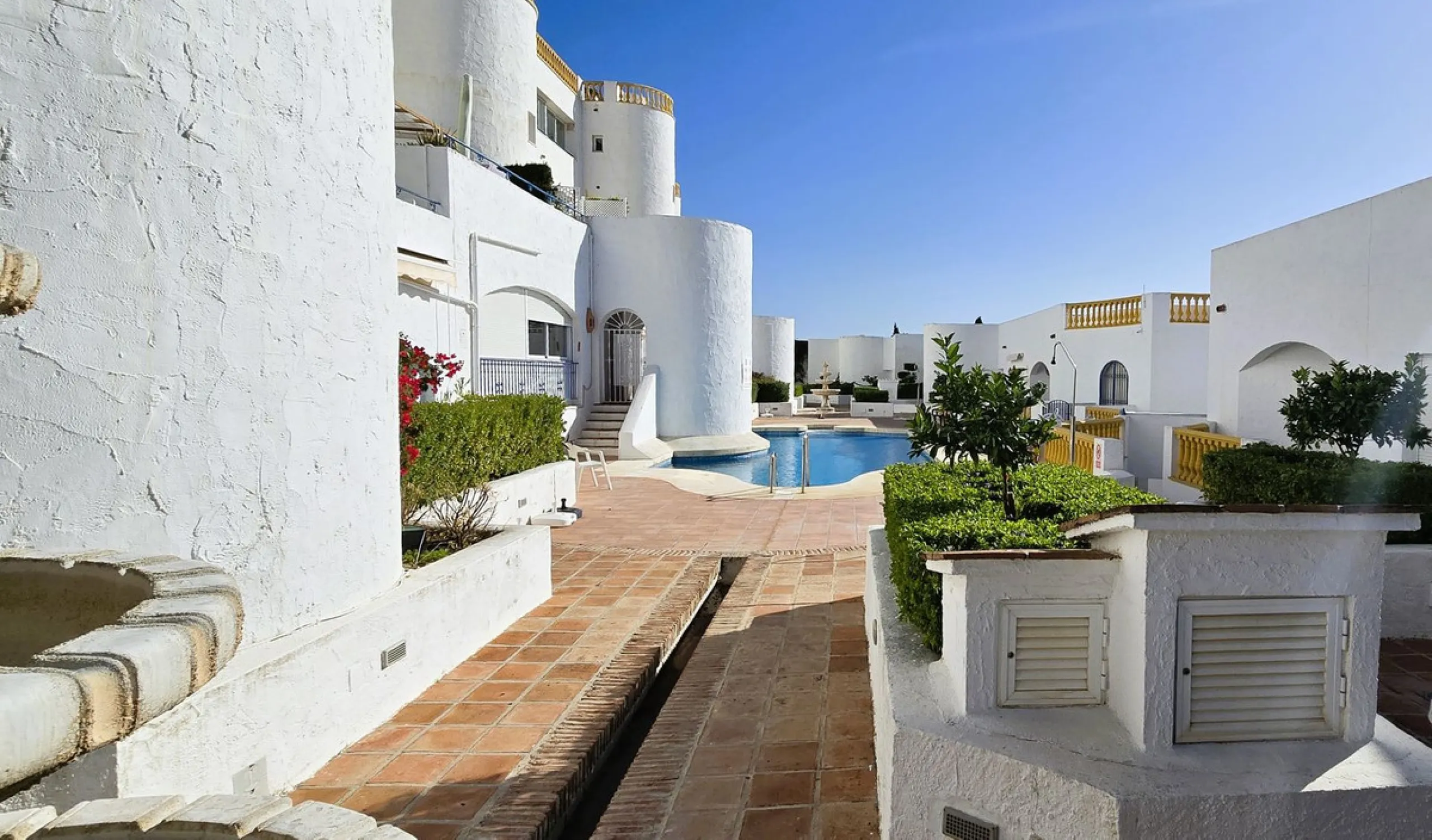 Charming, bright, and completely renovated apartment in Mijas Golf, a prestigious and exclusive area of ​​Mijas.