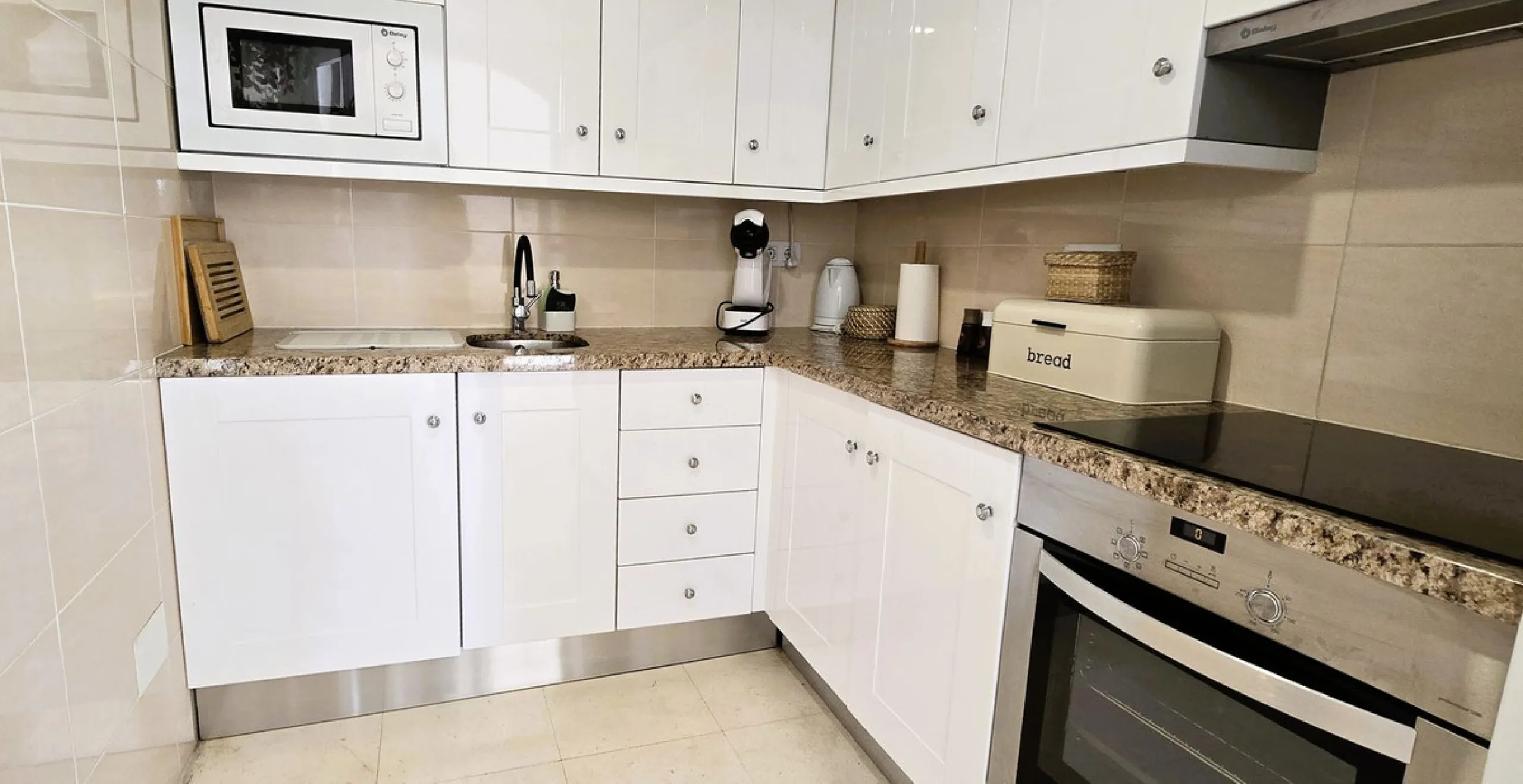Charming, bright, and completely renovated apartment in Mijas Golf, a prestigious and exclusive area of ​​Mijas.