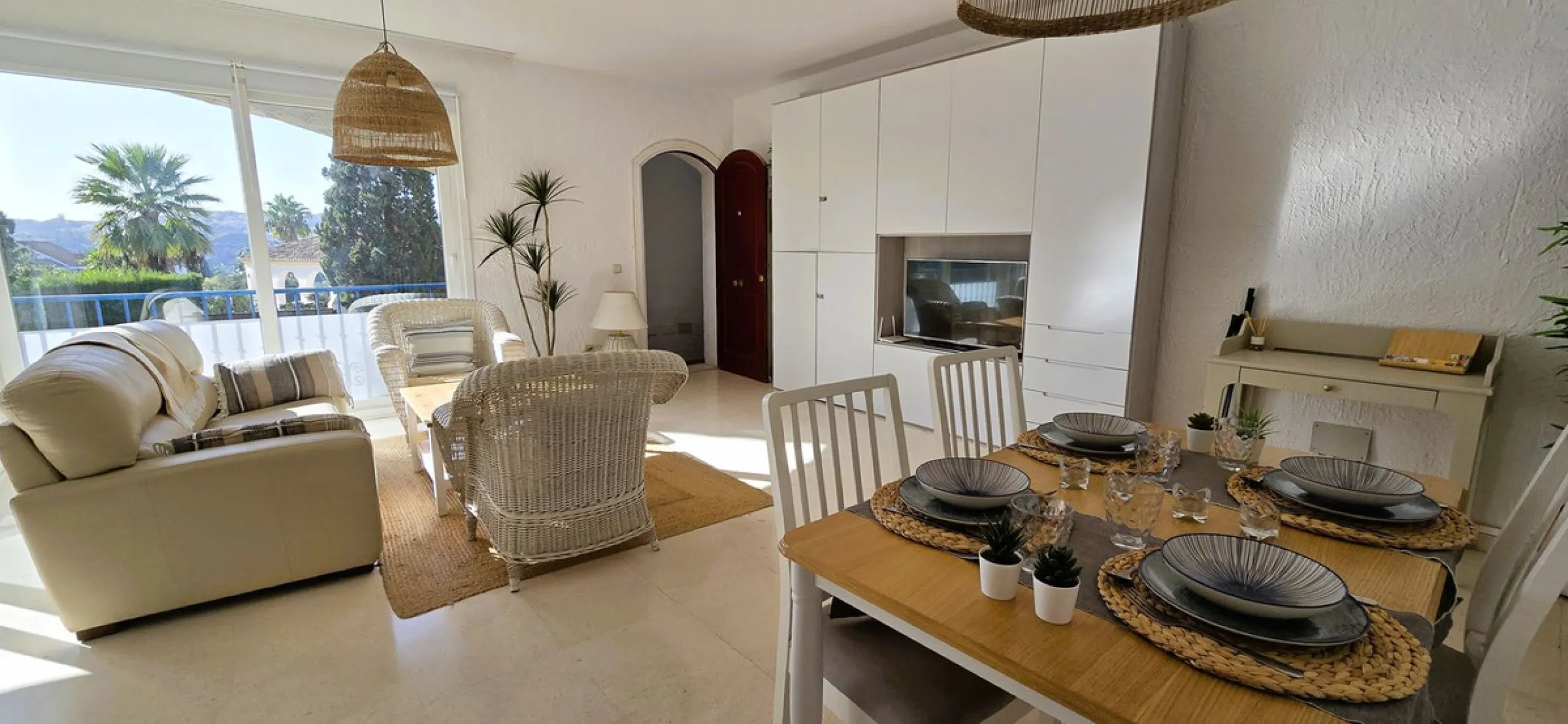 Charming, bright, and completely renovated apartment in Mijas Golf, a prestigious and exclusive area of ​​Mijas.