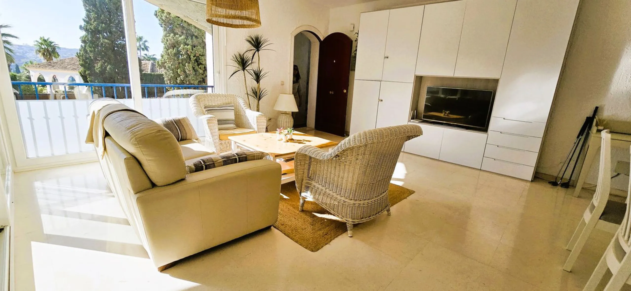 Charming, bright, and completely renovated apartment in Mijas Golf, a prestigious and exclusive area of ​​Mijas.