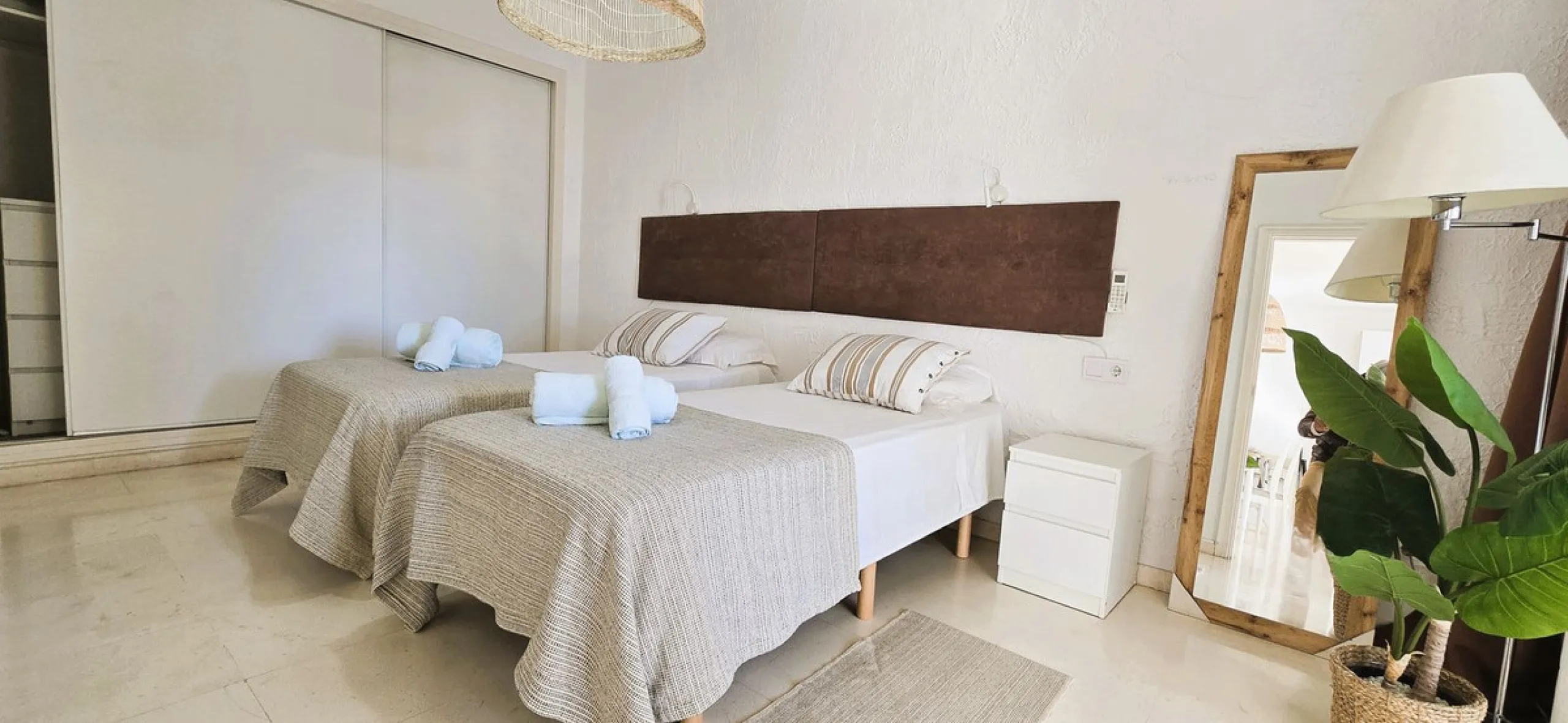 Charming, bright, and completely renovated apartment in Mijas Golf, a prestigious and exclusive area of ​​Mijas.