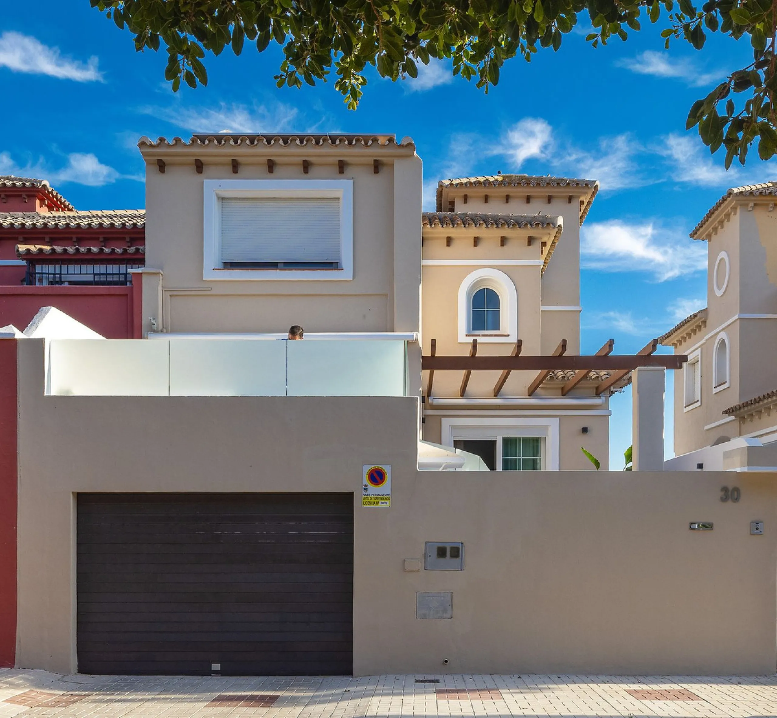 House - Semi-Detached House в продаже в Torremolinos, Málaga. В доме 6 спален и 5 ванных комнат. Площадь дома 309 м². Площадь участка 300 м²