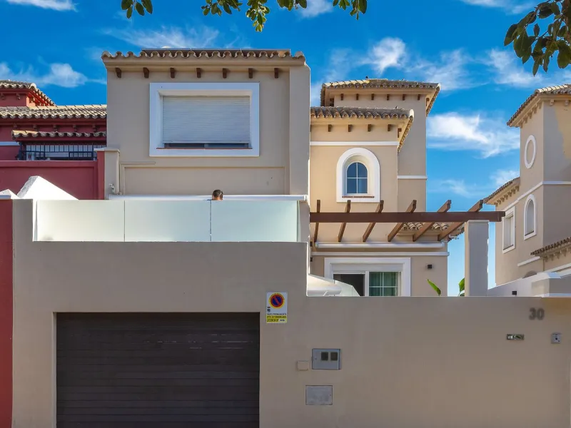 House - Semi-Detached House в продаже в Torremolinos, Málaga. В доме 6 спален и 5 ванных комнат. Площадь дома 309 м². Площадь участка 300 м²