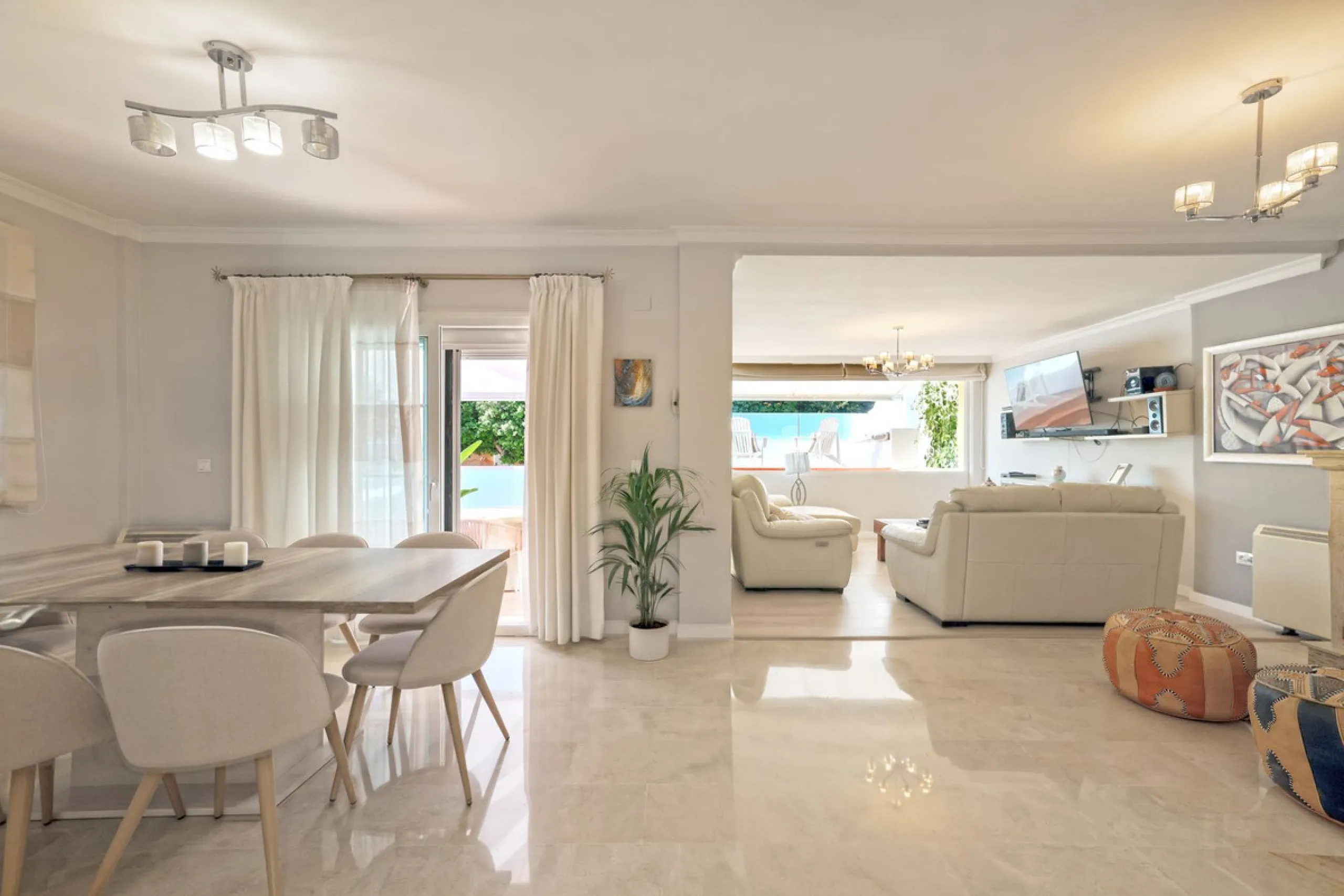 House - Semi-Detached House в продаже в Torremolinos, Málaga. В доме 6 спален и 5 ванных комнат. Площадь дома 309 м². Площадь участка 300 м²