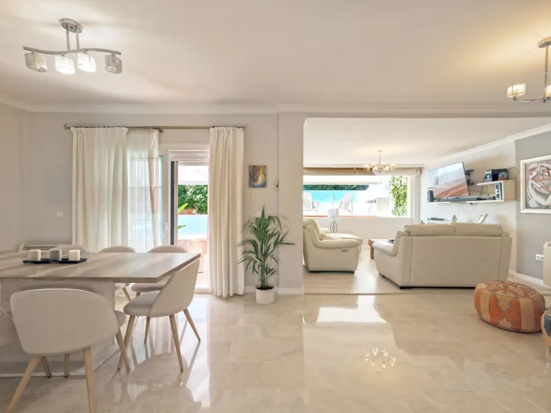 House - Semi-Detached House в продаже в Torremolinos, Málaga. В доме 6 спален и 5 ванных комнат. Площадь дома 309 м². Площадь участка 300 м²