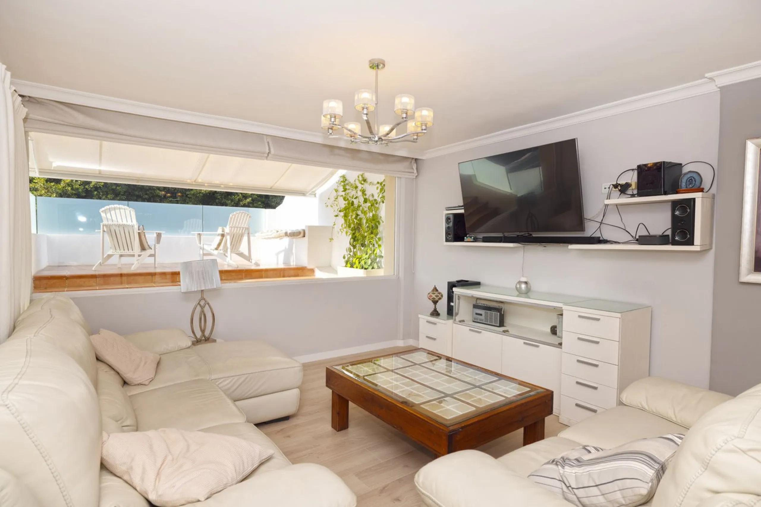 House - Semi-Detached House в продаже в Torremolinos, Málaga. В доме 6 спален и 5 ванных комнат. Площадь дома 309 м². Площадь участка 300 м²