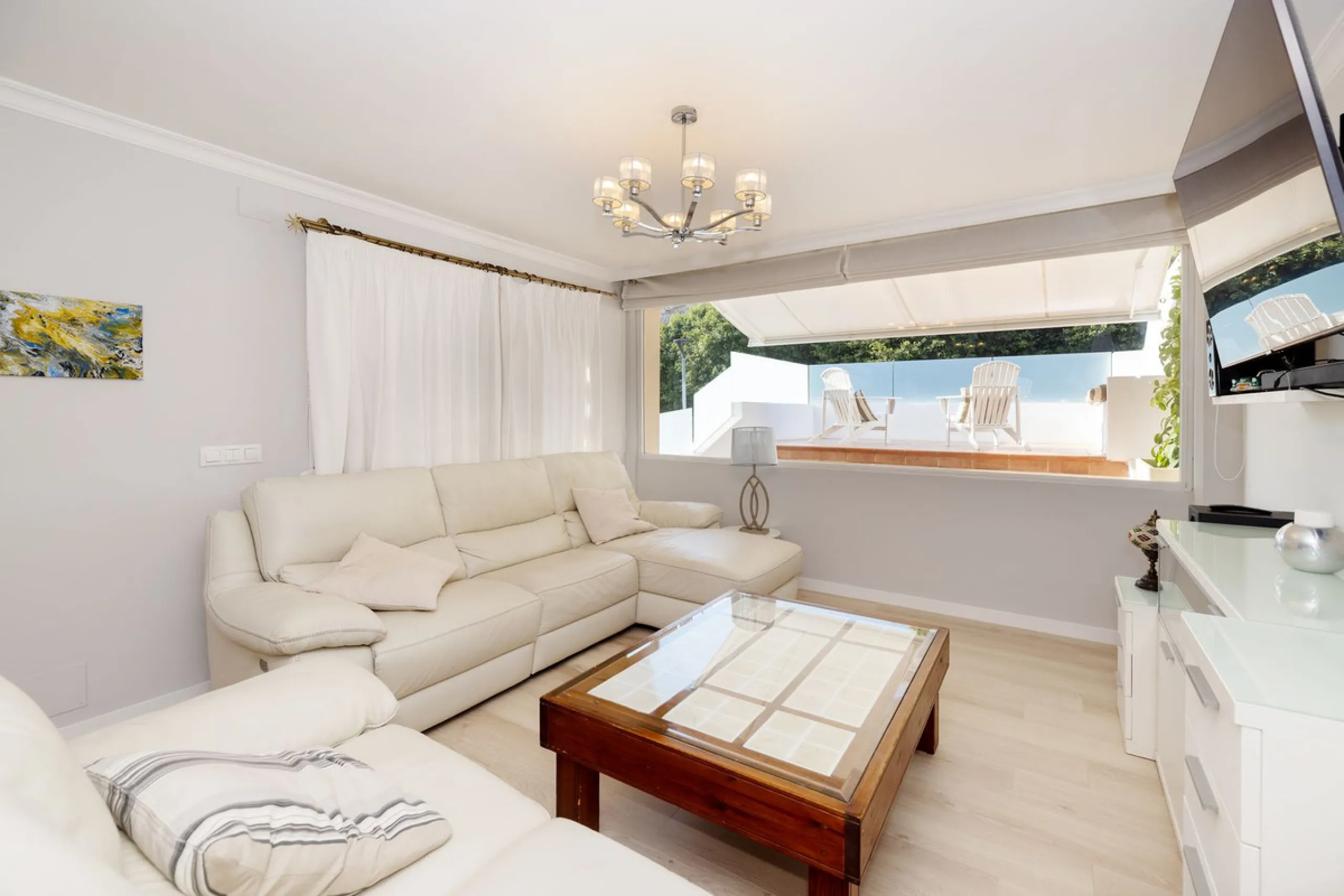 House - Semi-Detached House в продаже в Torremolinos, Málaga. В доме 6 спален и 5 ванных комнат. Площадь дома 309 м². Площадь участка 300 м²
