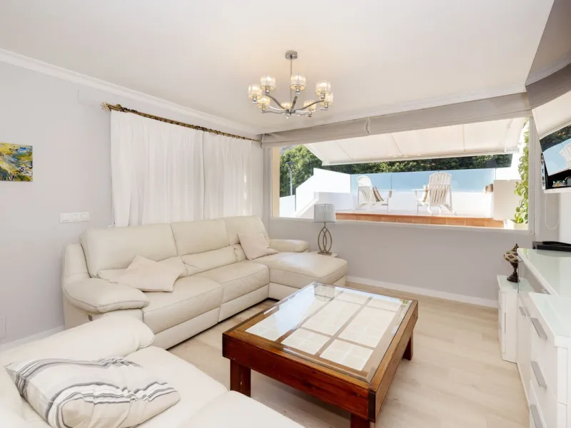 House - Semi-Detached House в продаже в Torremolinos, Málaga. В доме 6 спален и 5 ванных комнат. Площадь дома 309 м². Площадь участка 300 м²