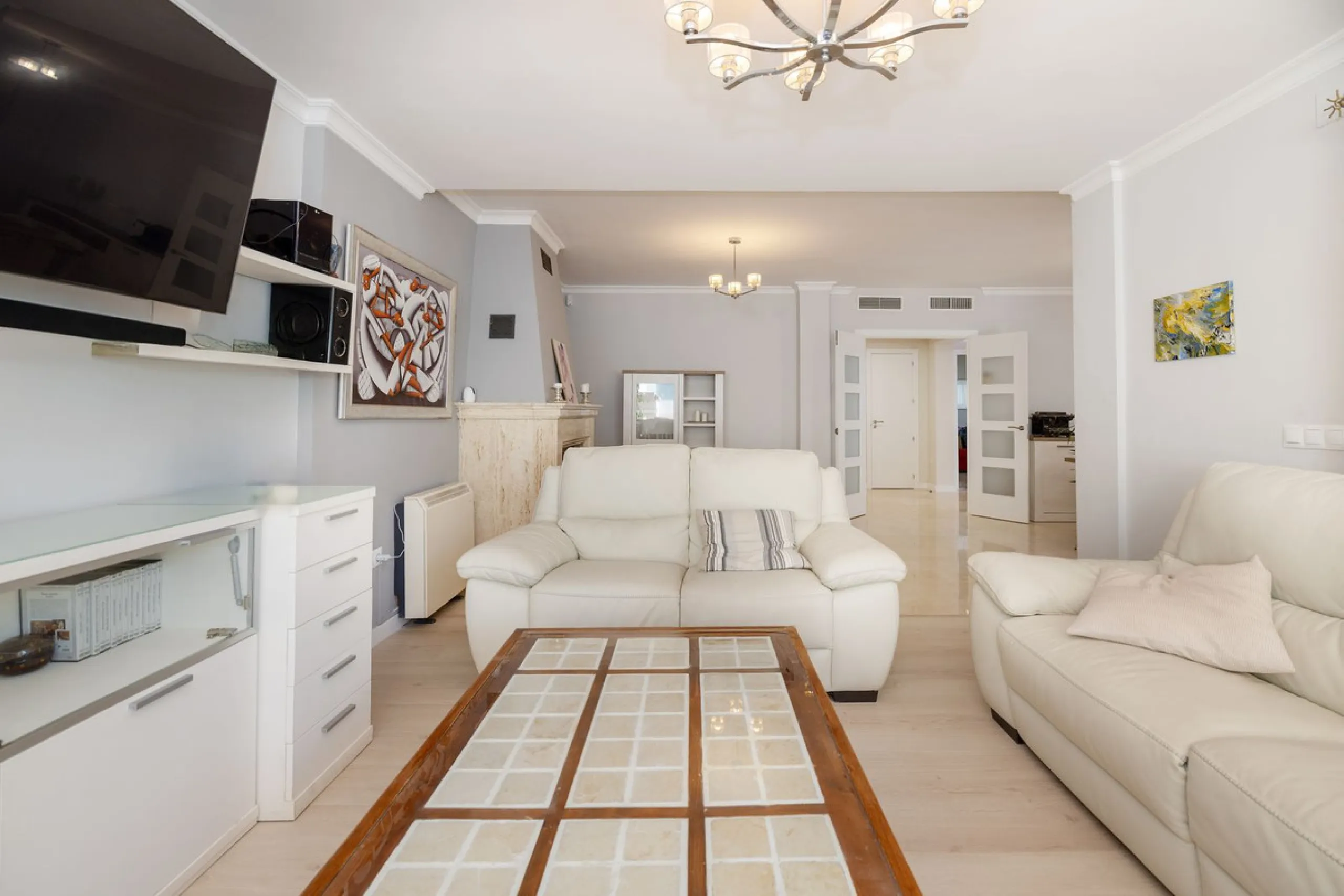 House - Semi-Detached House в продаже в Torremolinos, Málaga. В доме 6 спален и 5 ванных комнат. Площадь дома 309 м². Площадь участка 300 м²