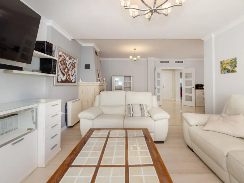 House - Semi-Detached House в продаже в Torremolinos, Málaga. В доме 6 спален и 5 ванных комнат. Площадь дома 309 м². Площадь участка 300 м²
