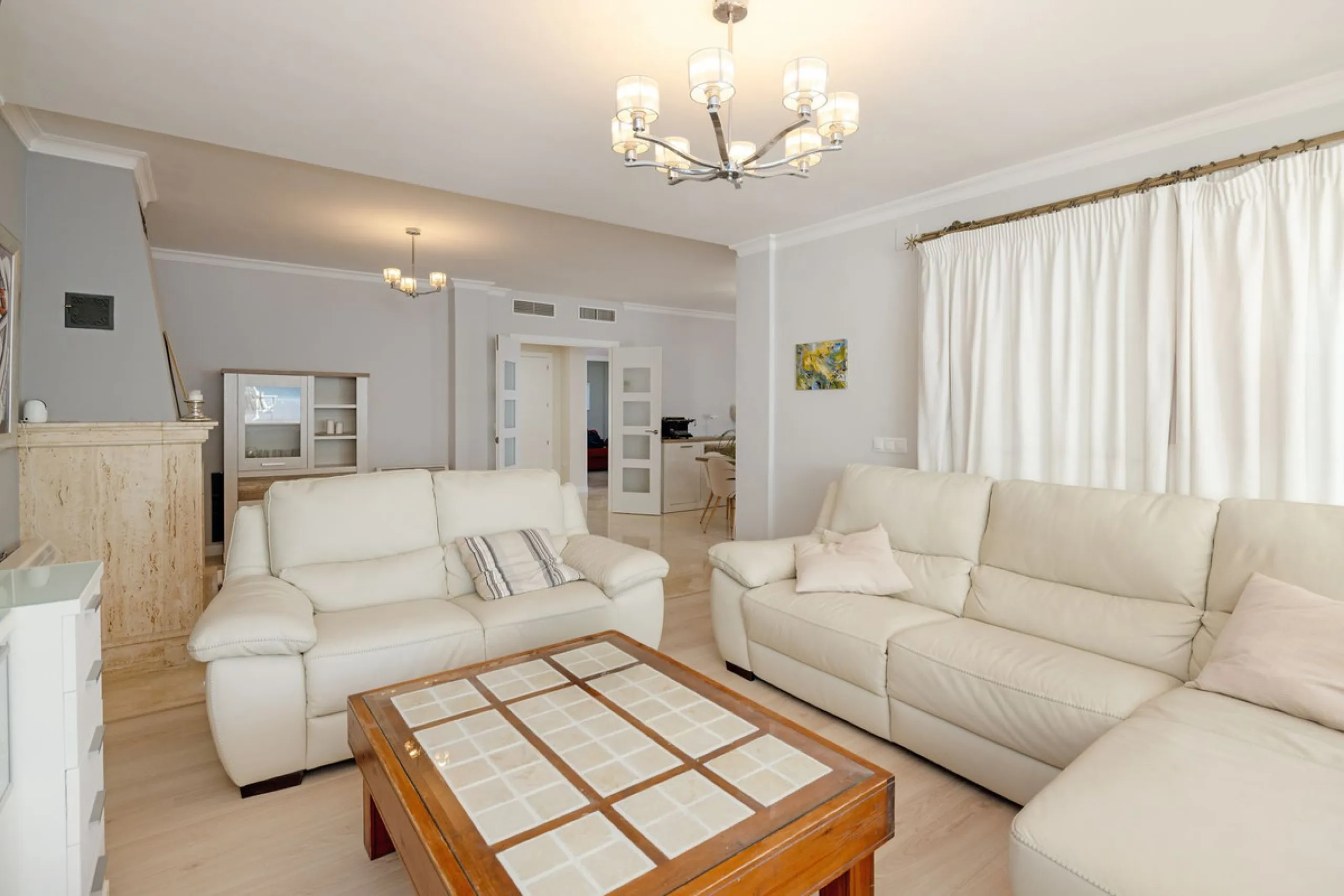 House - Semi-Detached House в продаже в Torremolinos, Málaga. В доме 6 спален и 5 ванных комнат. Площадь дома 309 м². Площадь участка 300 м²