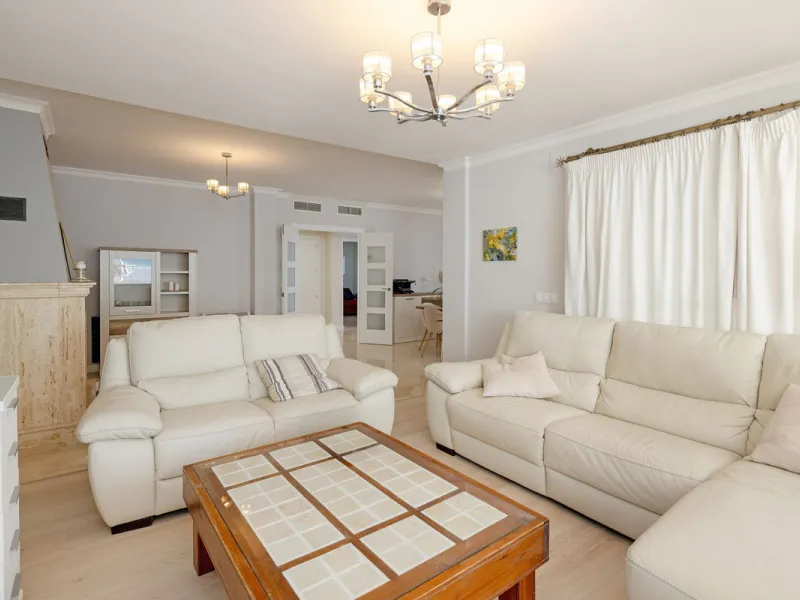 House - Semi-Detached House в продаже в Torremolinos, Málaga. В доме 6 спален и 5 ванных комнат. Площадь дома 309 м². Площадь участка 300 м²