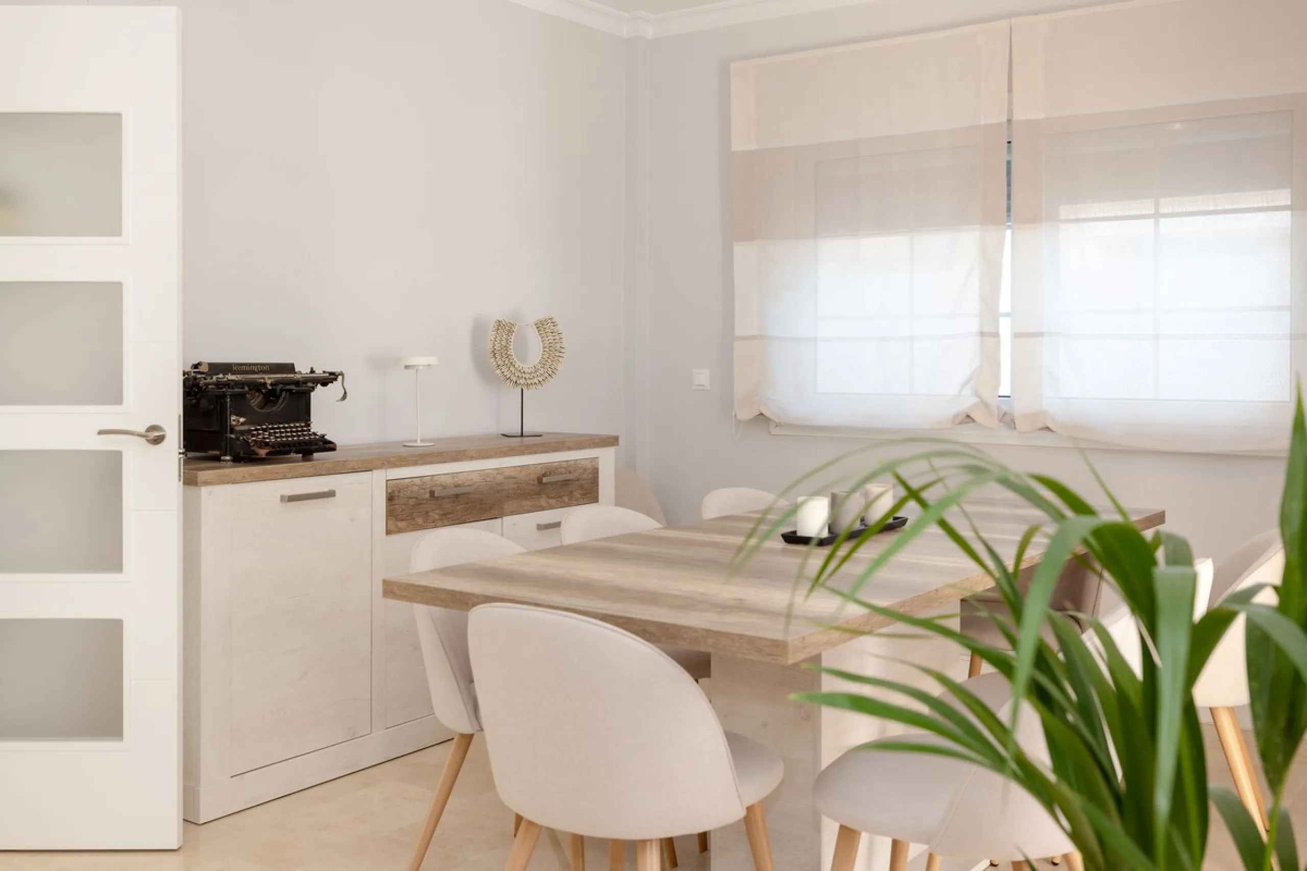 House - Semi-Detached House в продаже в Torremolinos, Málaga. В доме 6 спален и 5 ванных комнат. Площадь дома 309 м². Площадь участка 300 м²