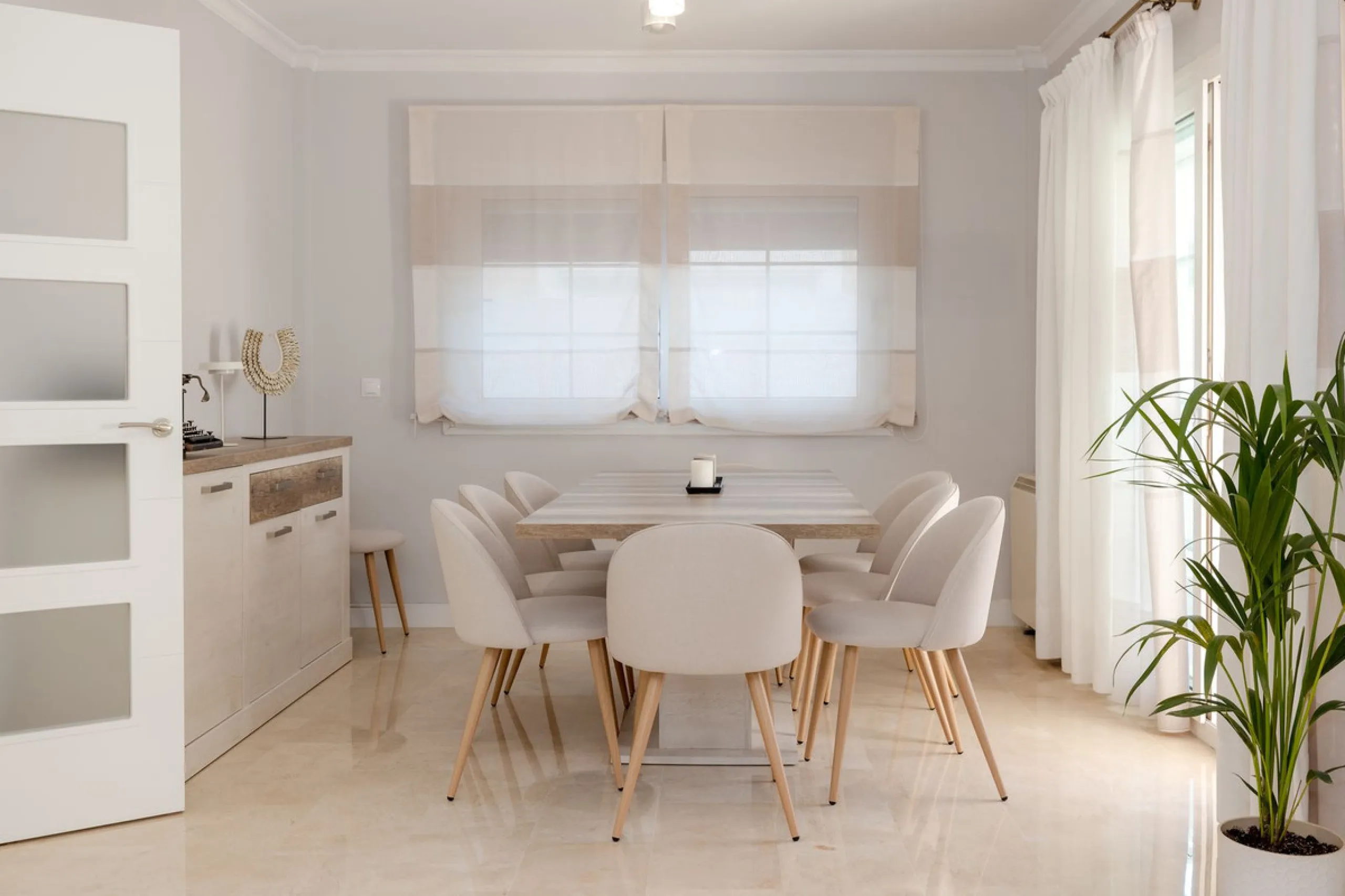 House - Semi-Detached House в продаже в Torremolinos, Málaga. В доме 6 спален и 5 ванных комнат. Площадь дома 309 м². Площадь участка 300 м²