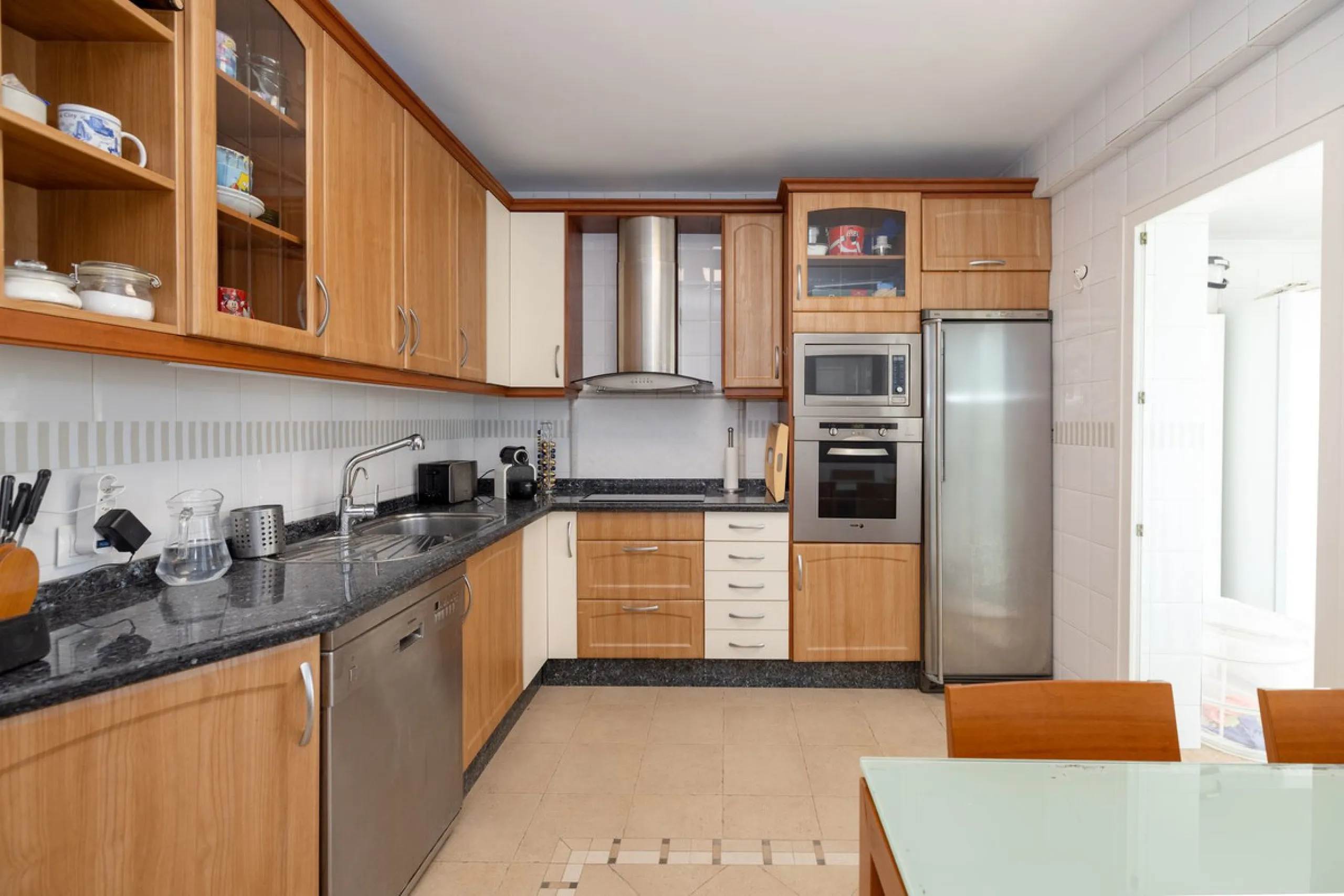 House - Semi-Detached House в продаже в Torremolinos, Málaga. В доме 6 спален и 5 ванных комнат. Площадь дома 309 м². Площадь участка 300 м²