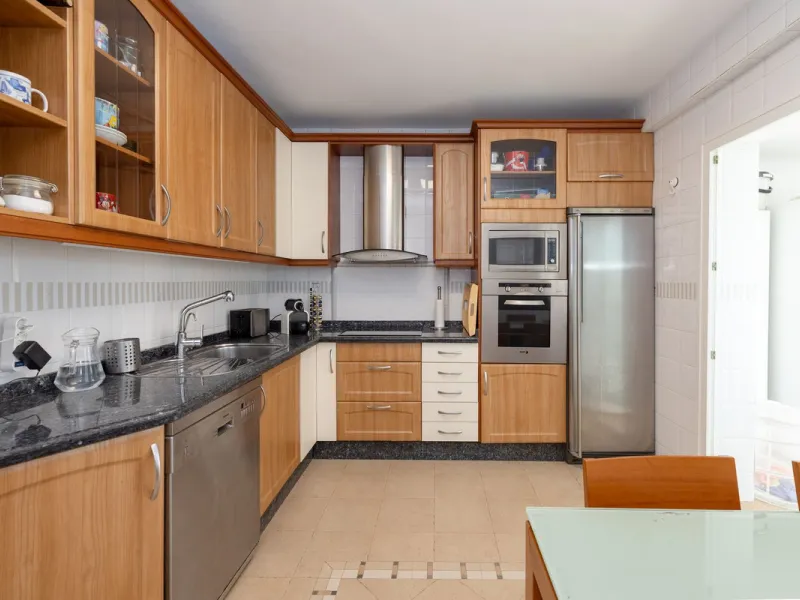 House - Semi-Detached House в продаже в Torremolinos, Málaga. В доме 6 спален и 5 ванных комнат. Площадь дома 309 м². Площадь участка 300 м²