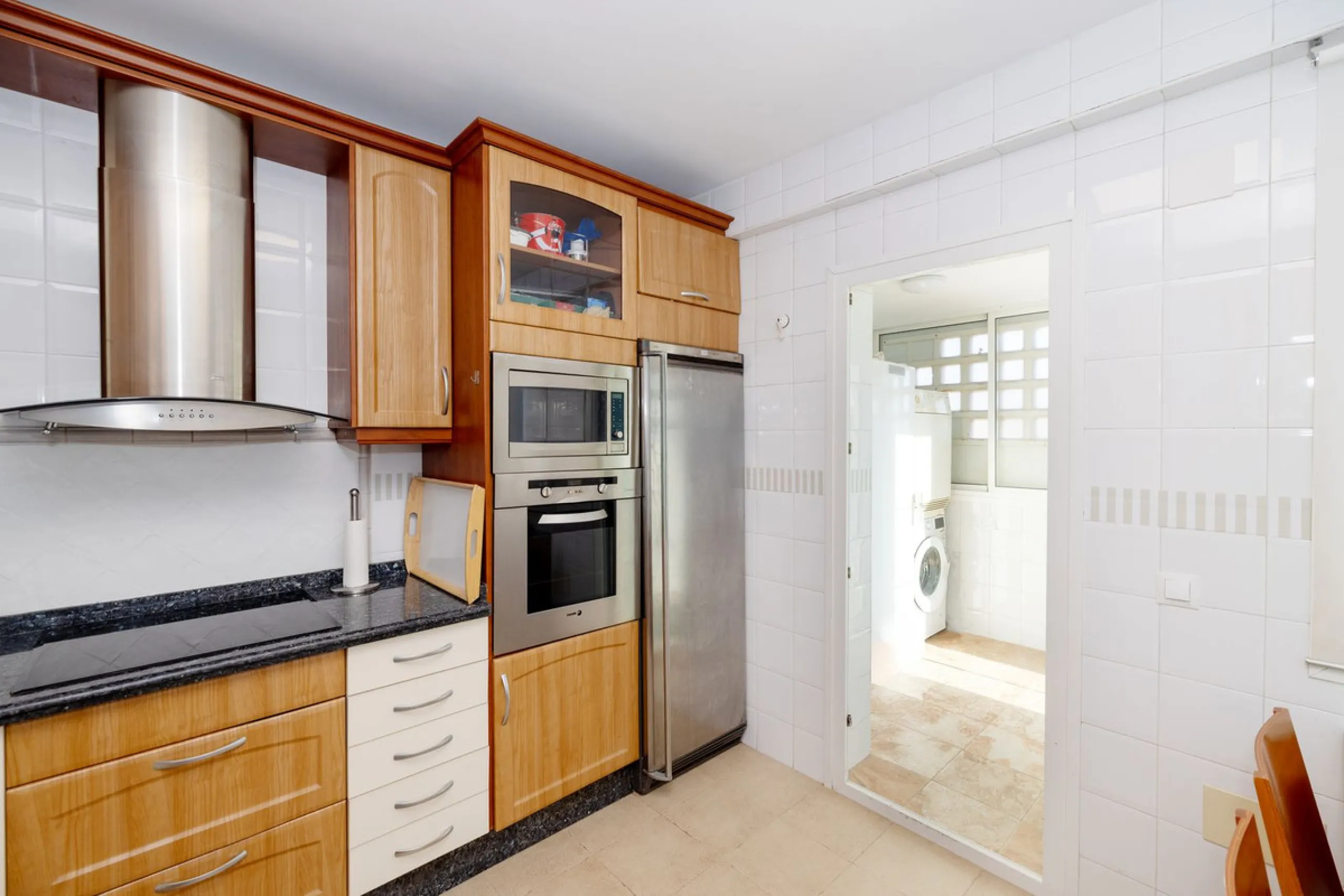House - Semi-Detached House в продаже в Torremolinos, Málaga. В доме 6 спален и 5 ванных комнат. Площадь дома 309 м². Площадь участка 300 м²