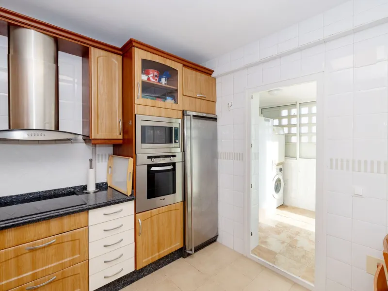 House - Semi-Detached House в продаже в Torremolinos, Málaga. В доме 6 спален и 5 ванных комнат. Площадь дома 309 м². Площадь участка 300 м²