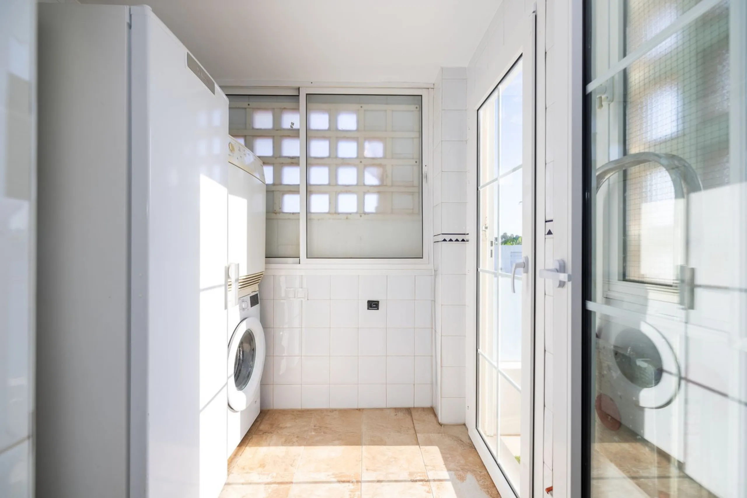 House - Semi-Detached House в продаже в Torremolinos, Málaga. В доме 6 спален и 5 ванных комнат. Площадь дома 309 м². Площадь участка 300 м²