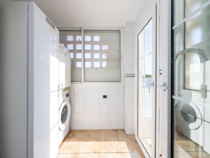 House - Semi-Detached House в продаже в Torremolinos, Málaga. В доме 6 спален и 5 ванных комнат. Площадь дома 309 м². Площадь участка 300 м²