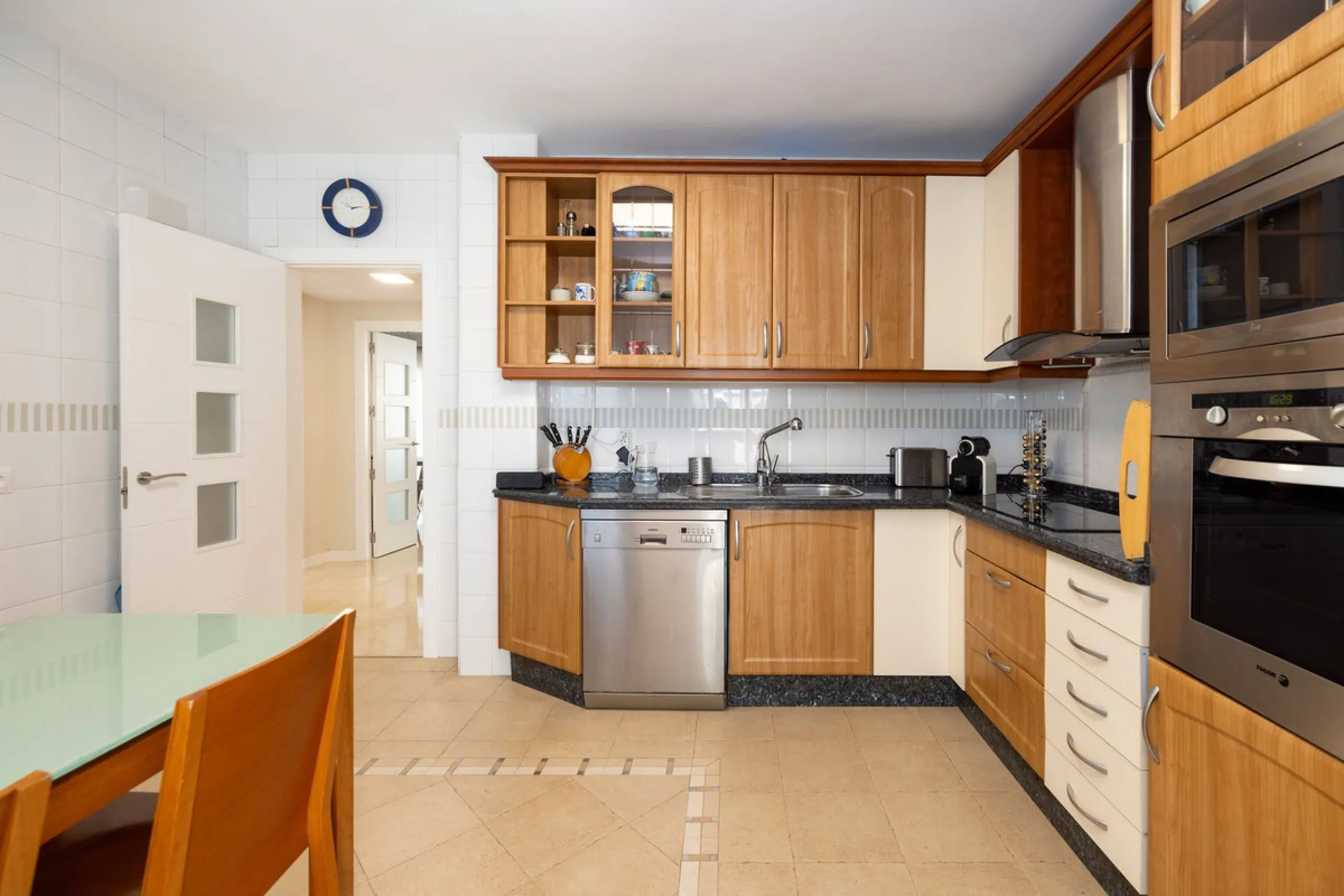 House - Semi-Detached House в продаже в Torremolinos, Málaga. В доме 6 спален и 5 ванных комнат. Площадь дома 309 м². Площадь участка 300 м²