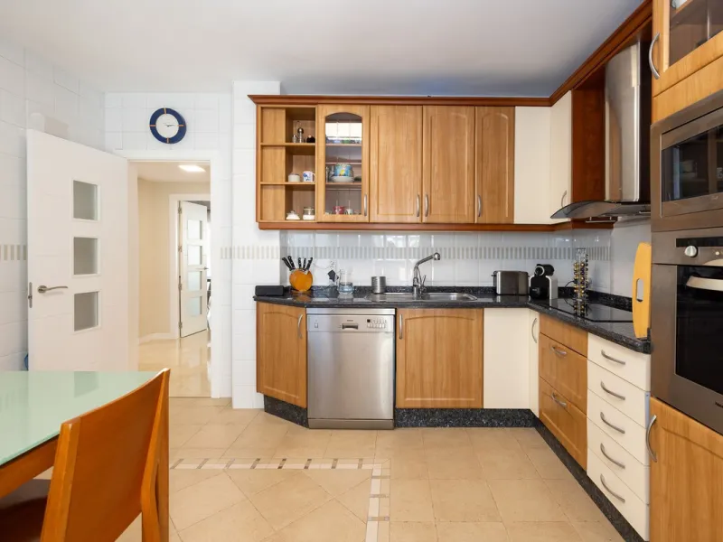 House - Semi-Detached House в продаже в Torremolinos, Málaga. В доме 6 спален и 5 ванных комнат. Площадь дома 309 м². Площадь участка 300 м²
